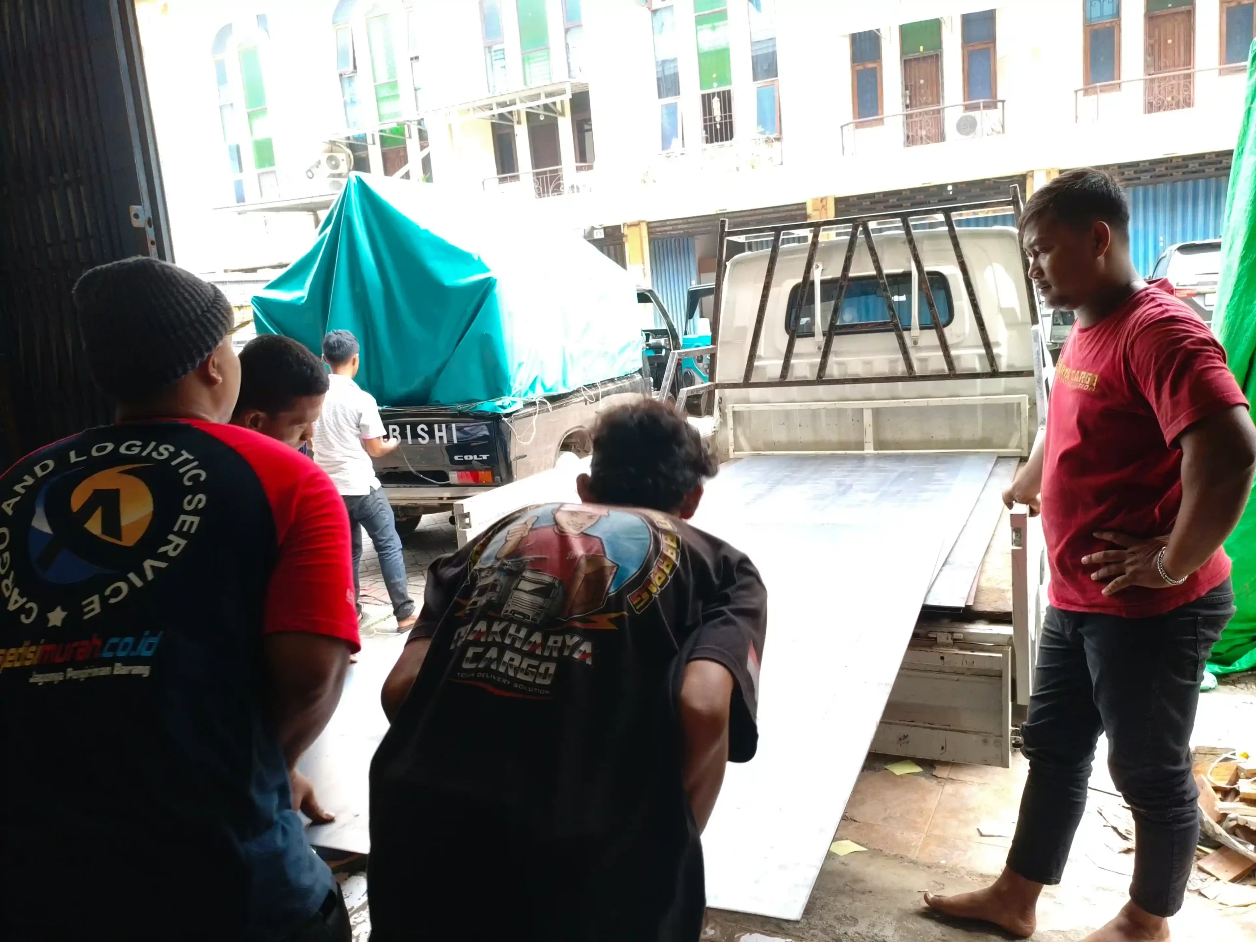 Cara Packing Barang Retail ke Manado agar Aman dan Hemat Biaya 9 Cara packing barang retail ke Manado dengan teknik pengemasan aman menggunakan bubble wrap dan kardus tebal untuk ekspedisi hemat ongkir