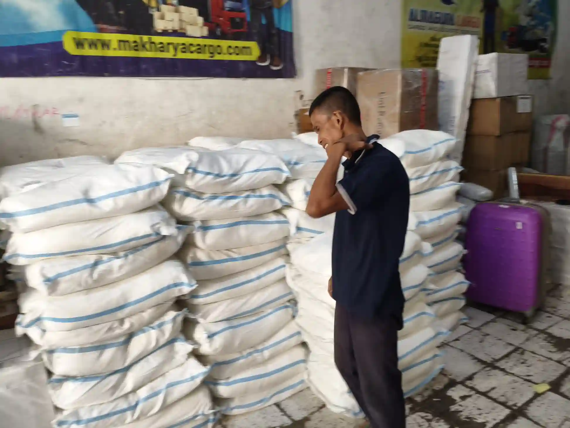 Cara packing barang UMKM ke Manado dengan teknik pengemasan aman menggunakan bubble wrap, kardus, dan standar ekspedisi untuk pengiriman antar pulau