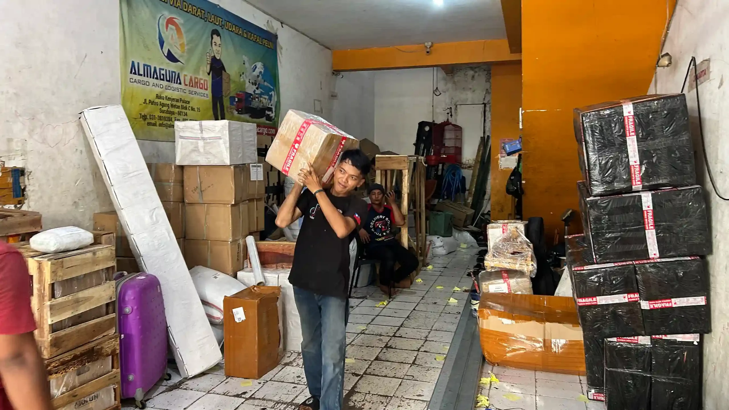 Cara packing material bangunan ke Manado menggunakan pallet kayu, wrapping plastik, dan pengikatan cargo untuk pengiriman ekspedisi aman dan hemat biaya