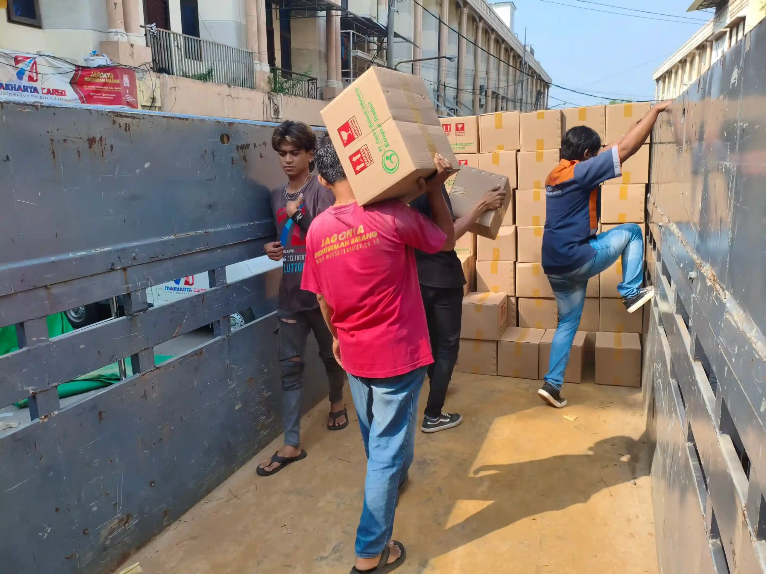 Cara packing sparepart ke Manado dengan bubble wrap dan packing kayu agar aman selama pengiriman cargo