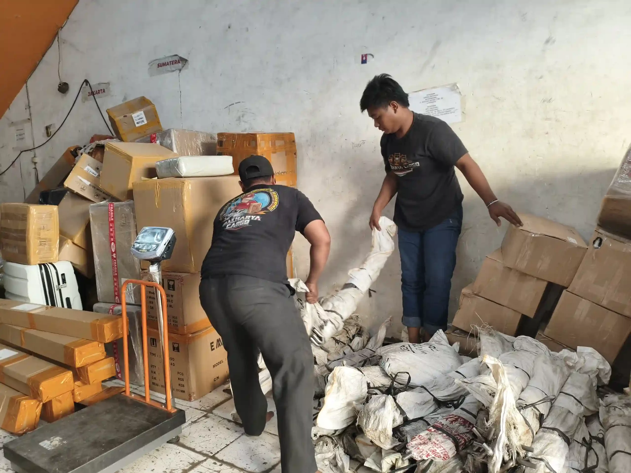 Container 20 feet digunakan untuk pengiriman barang dengan kapasitas sedang dan penataan muatan yang efisien.