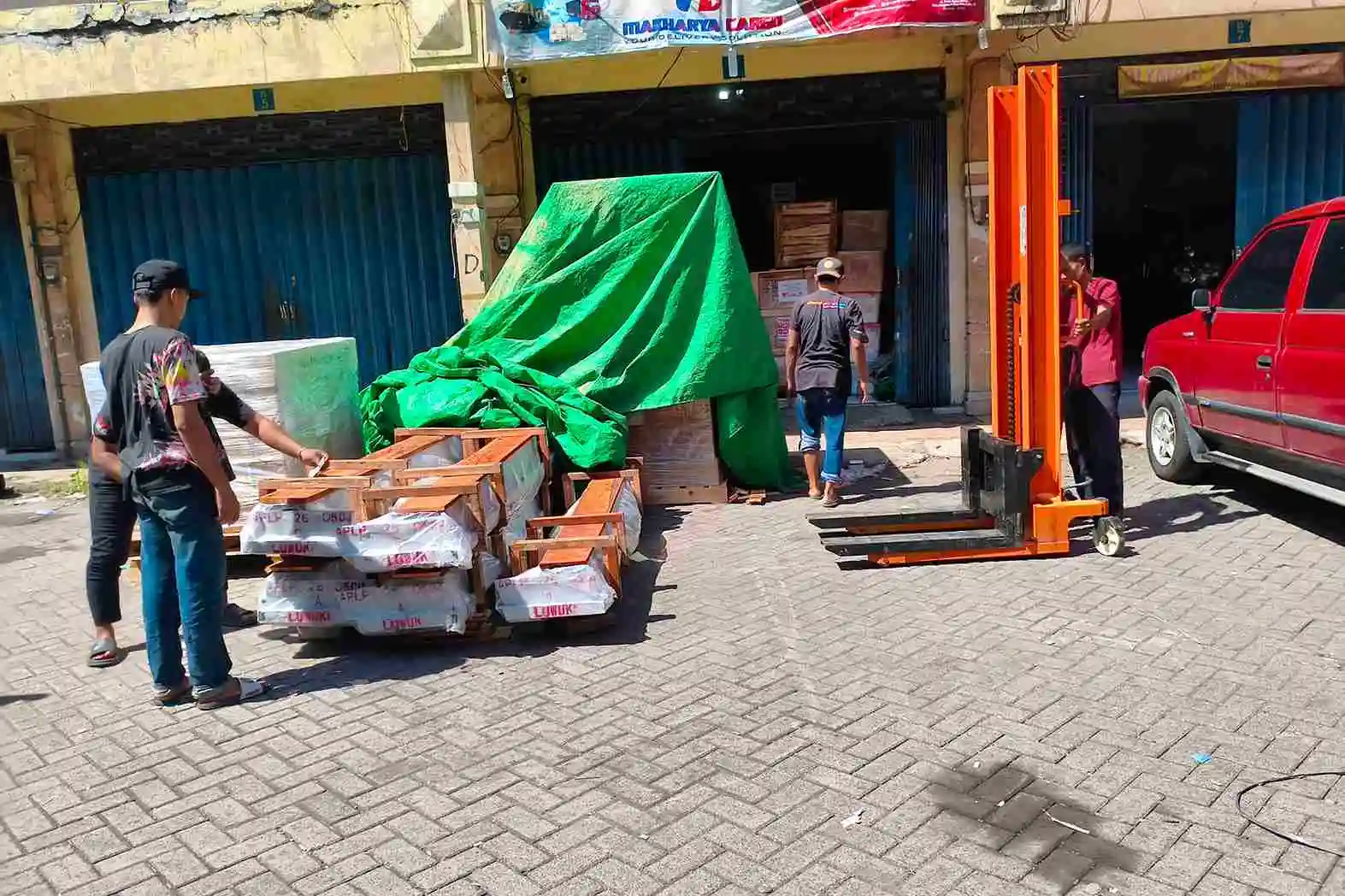 proses logistik container cargo antar pulau