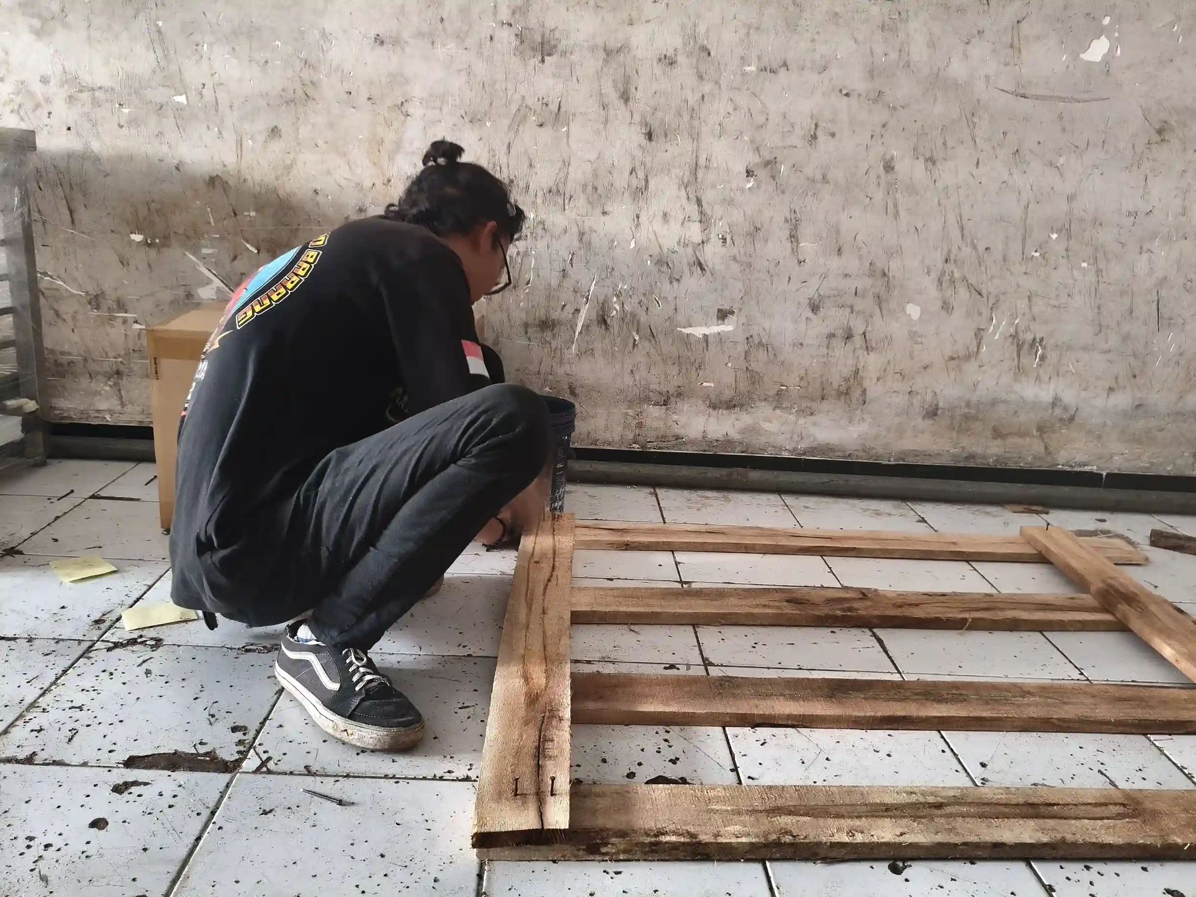 Ekspedisi Barang Fragile ke Manado dengan packing kayu dan bubble wrap untuk keamanan maksimal