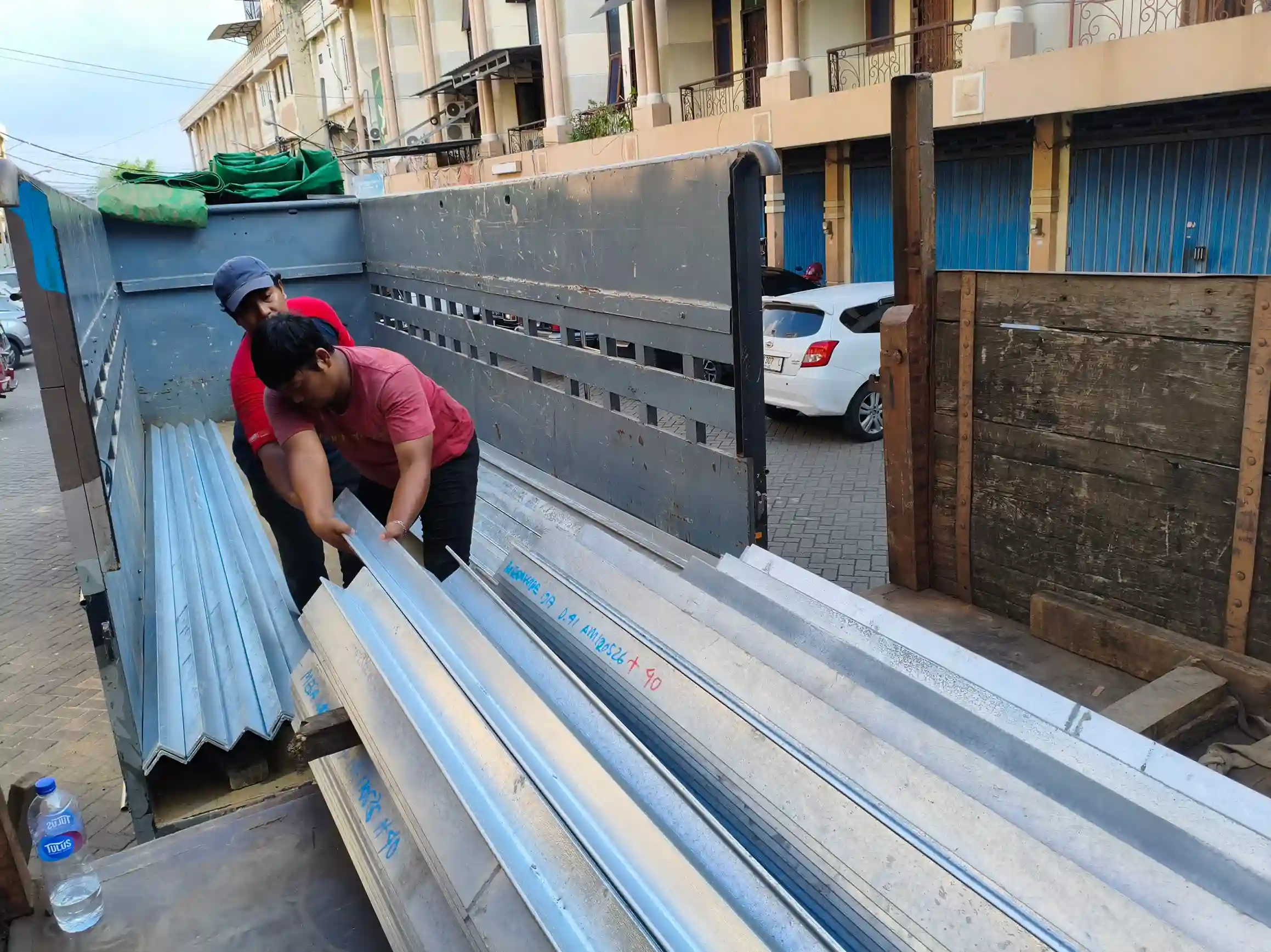 Ekspedisi Barang Industri ke Manado dengan layanan pengiriman mesin, material proyek, dan peralatan industri oleh Makharya Cargo.