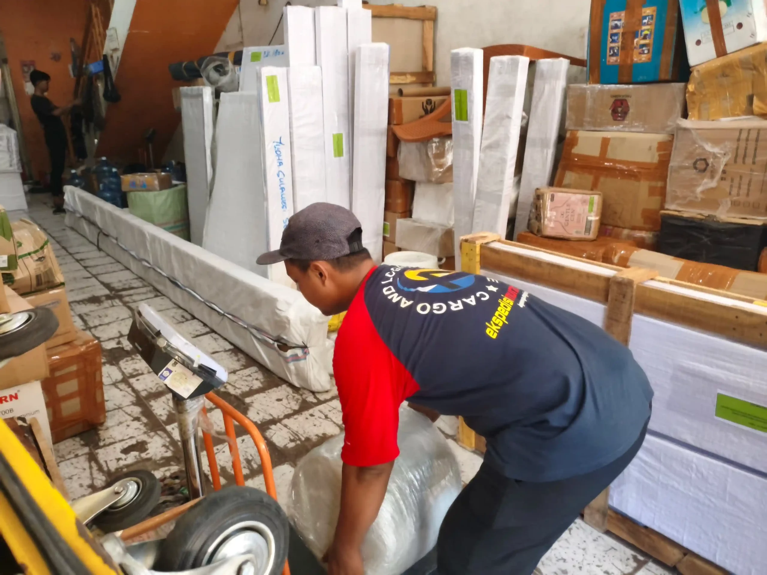 Ekspedisi material konstruksi ke Manado untuk pengiriman alat berat dan bahan bangunan proyek