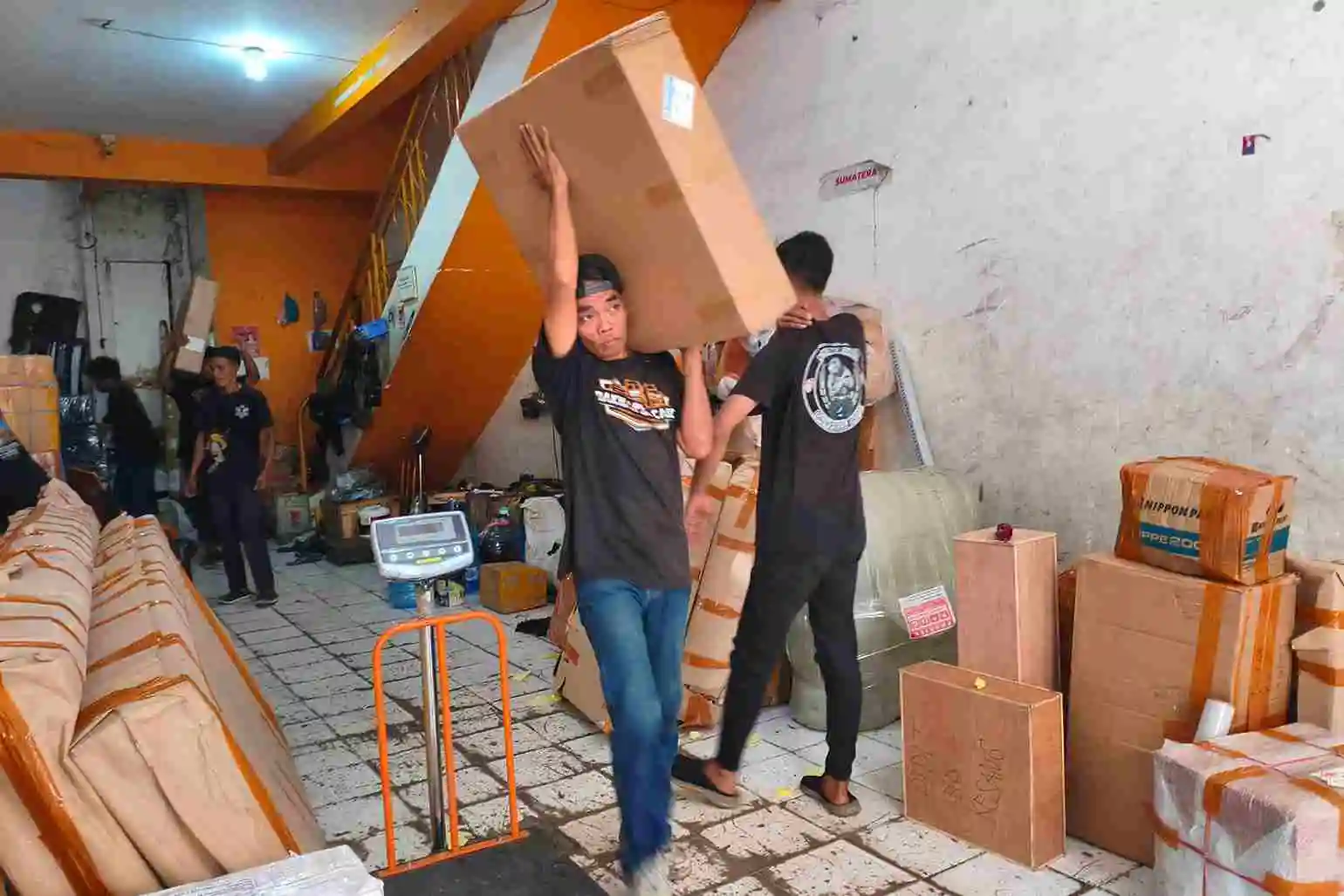 Jasa Kirim Motor Surabaya Konawe Utara 8 Ekspedisi motor menggunakan cargo motor untuk pengiriman kendaraan roda dua antarpulau.