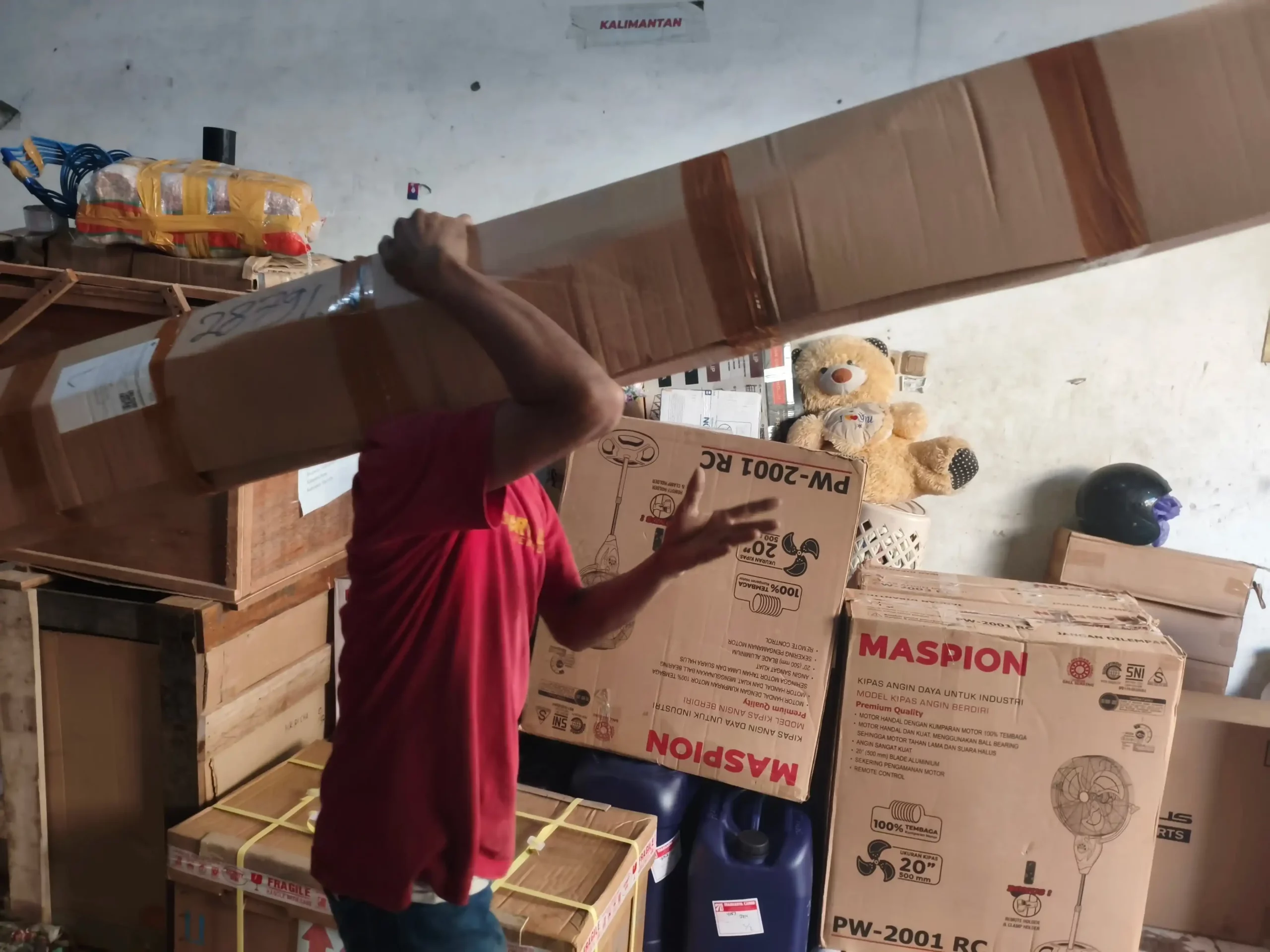 Faktor Penyebab Cargo Pending ke Manado: Kenapa Pengiriman Bisa Tertahan? 9 Ilustrasi faktor penyebab cargo pending ke Manado akibat keterlambatan pengiriman, cuaca laut, dan proses administrasi pelabuhan dalam sistem ekspedisi Indonesia