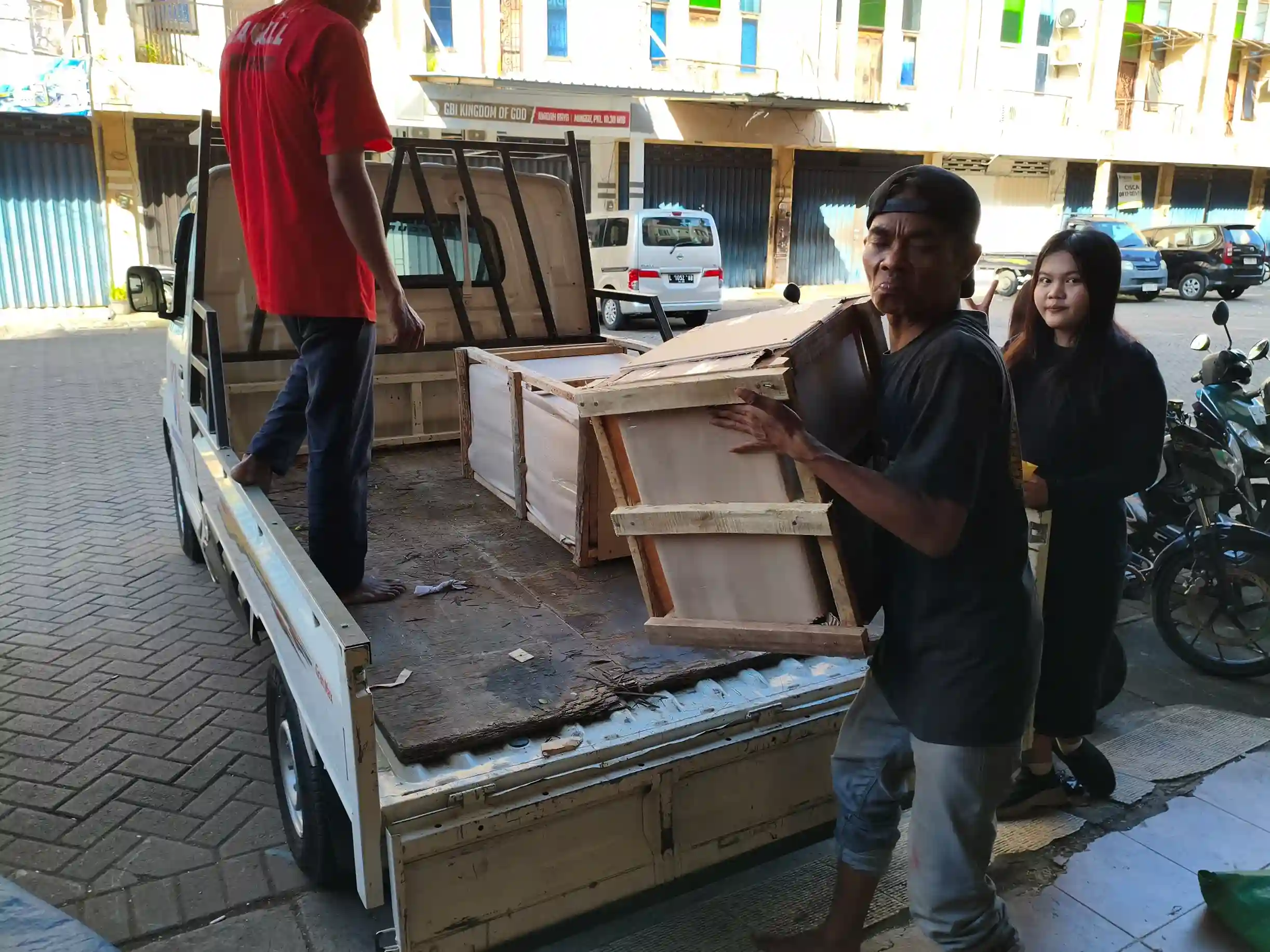 Informasi pengiriman barang melalui layanan ekspedisi dengan penjelasan proses distribusi, estimasi, dan alur logistik.