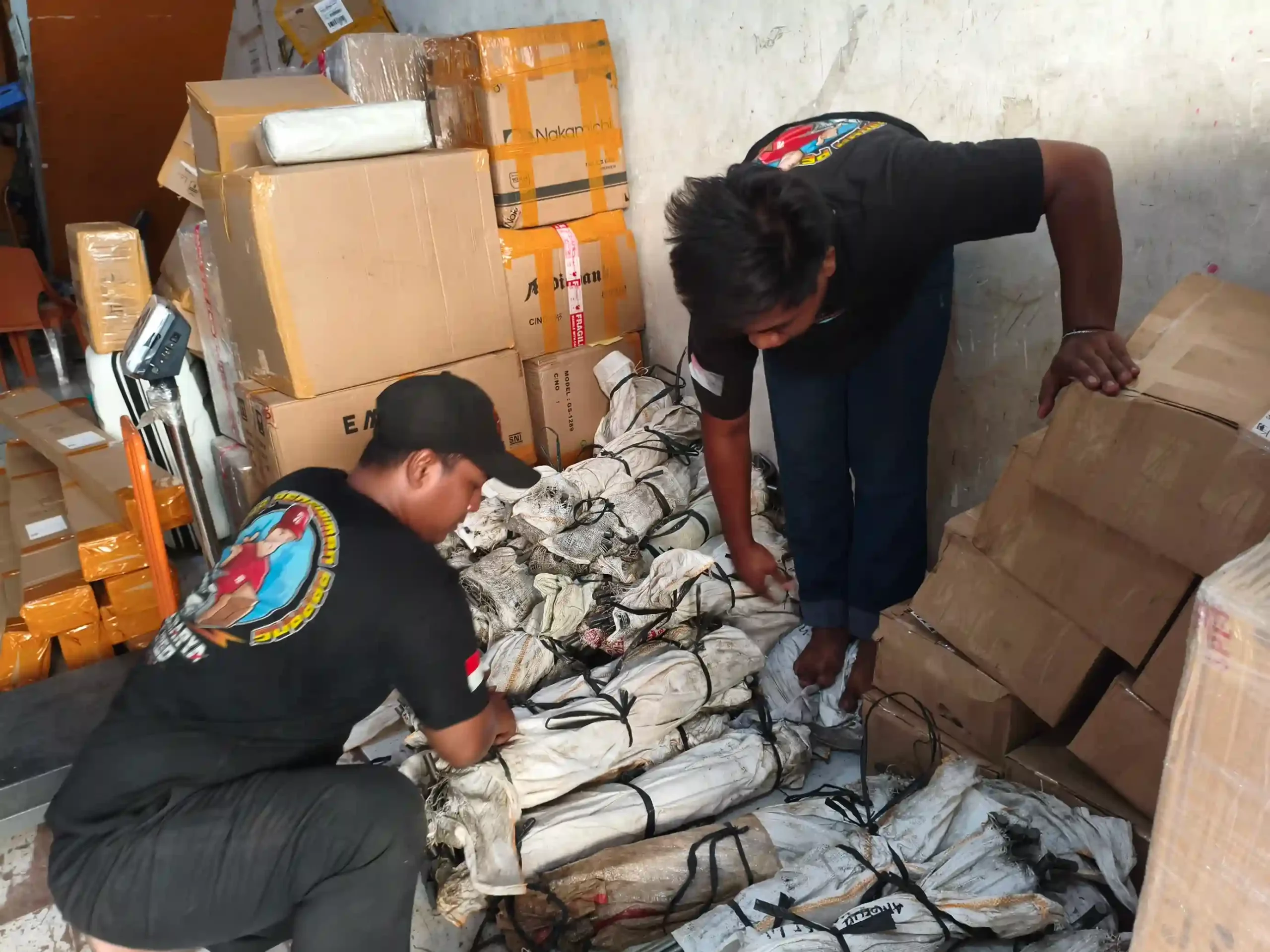 Jalur darat sebagai rute distribusi barang yang menghubungkan berbagai kota dalam proses pengiriman logistik.