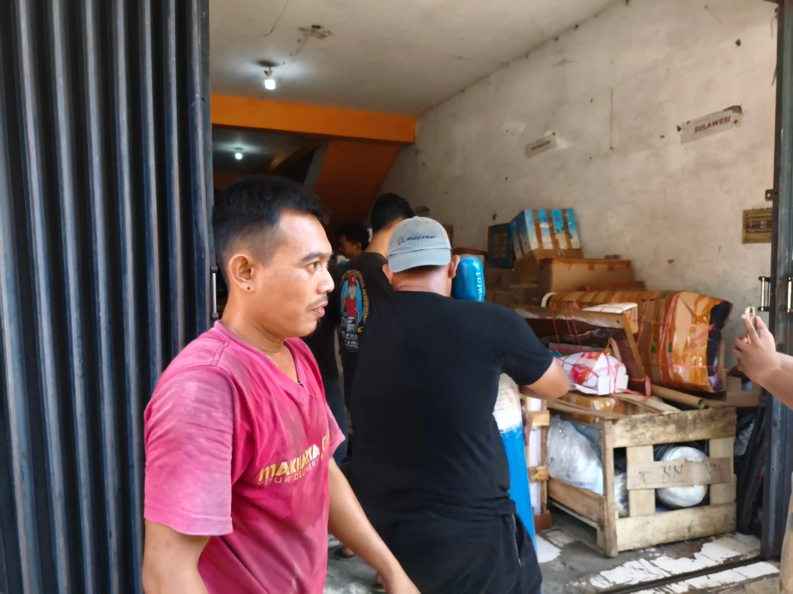 Jasa Full Truck ke Manado dengan armada lengkap untuk pengiriman barang grosir, material konstruksi, dan distribusi bisnis antarpulau.