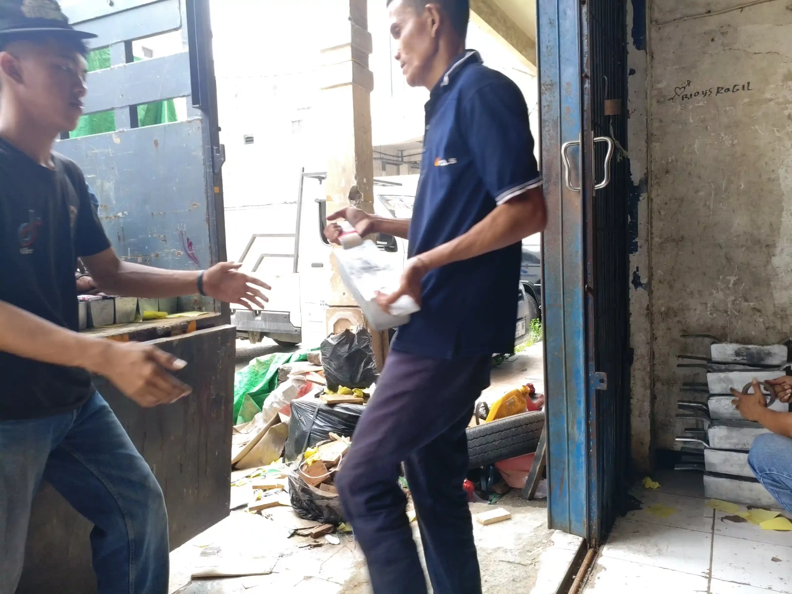 Jasa Pengiriman Barang Pabrik ke Manado untuk kebutuhan ekspedisi cargo industri, mesin pabrik, dan distribusi barang besar antar pulau