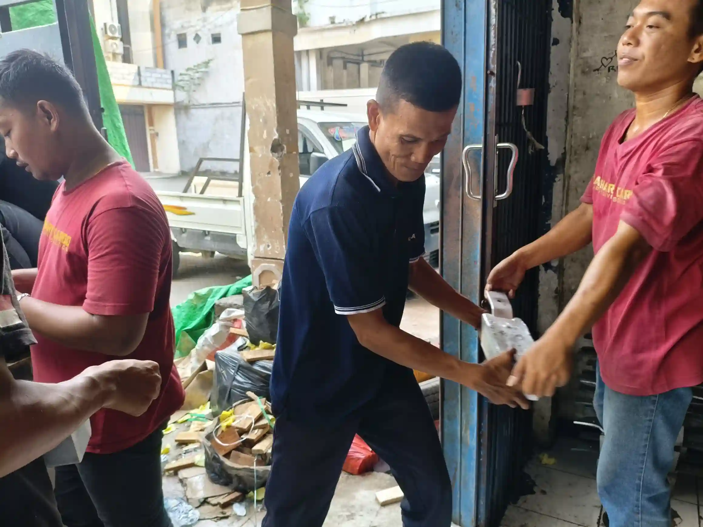 Jasa pengiriman elektronik ke Manado untuk TV, laptop, dan barang elektronik fragile dengan packing aman dan layanan door to door