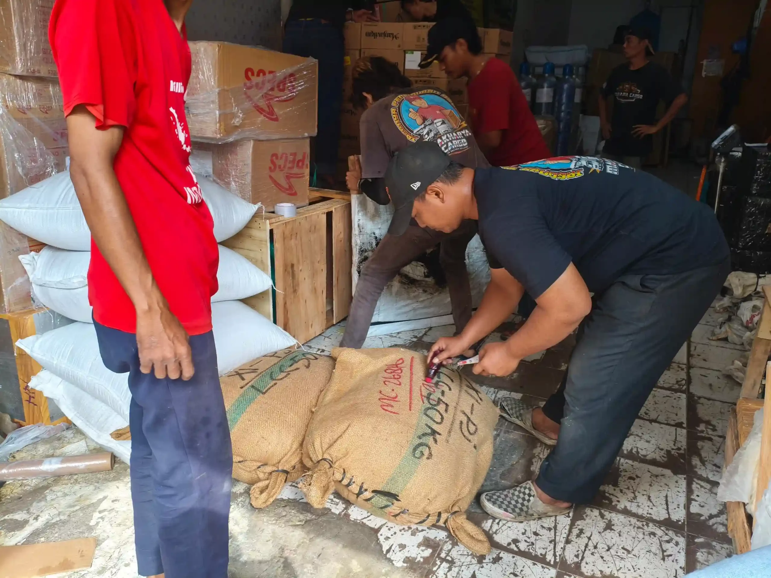 Ilustrasi alur distribusi yang memengaruhi lama pengiriman barang dari Surabaya menuju Medan.