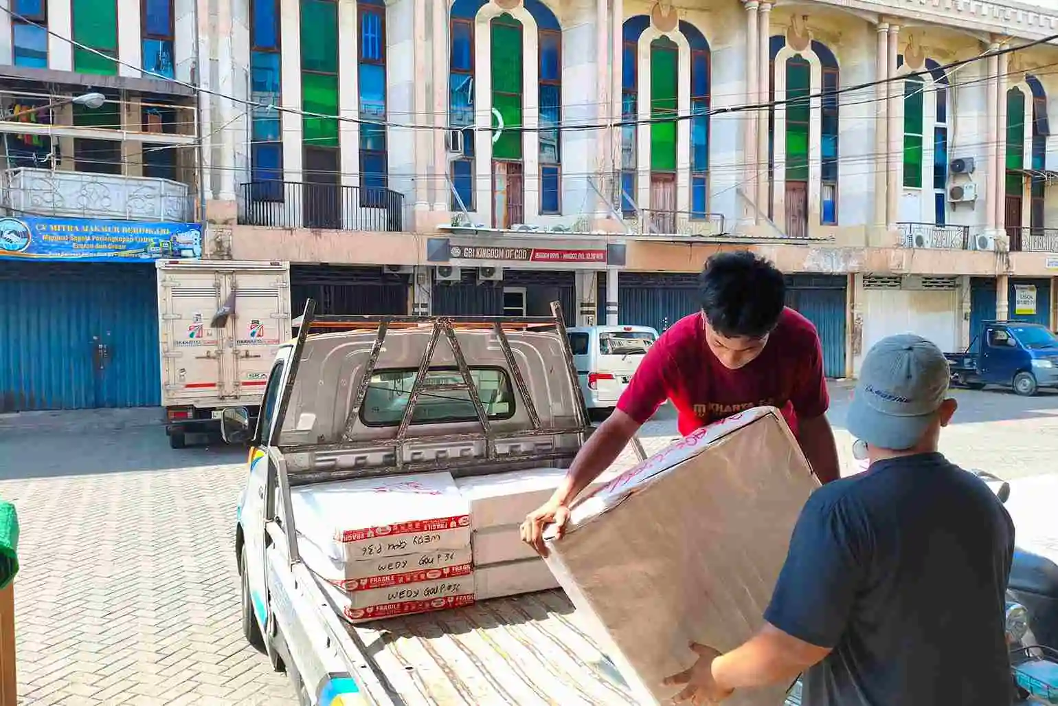 sistem pengiriman material antar pulau Manado