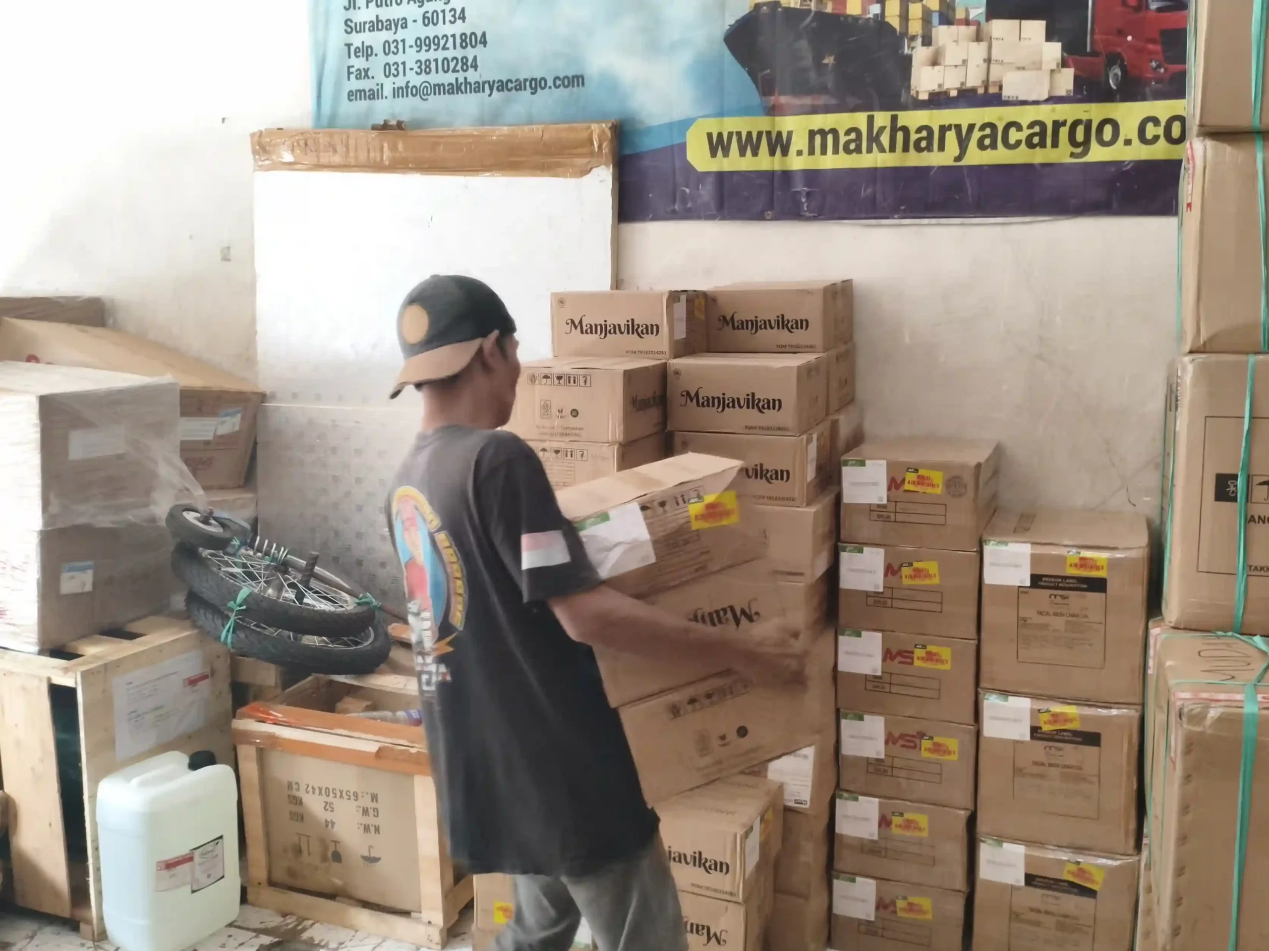 Tips Packing Barang Sebelum Menggunakan Ekspedisi Surabaya Medan 9 Ilustrasi packing cargo menggunakan kemasan yang sesuai untuk melindungi barang selama proses distribusi.