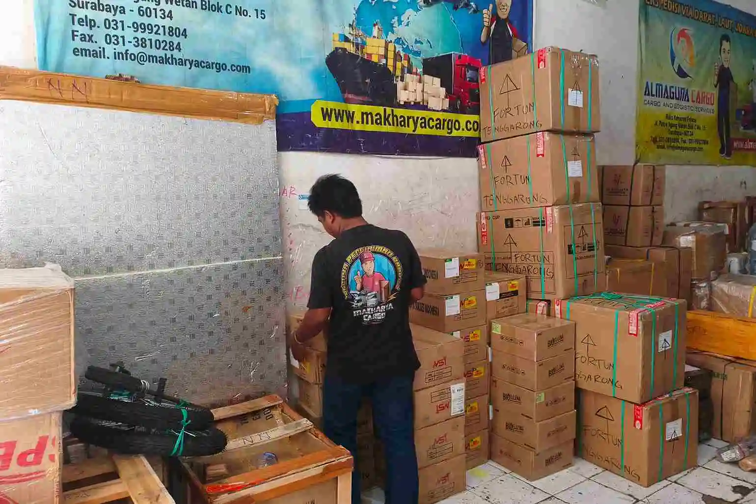 Packing barang ekspedisi Surabaya Konawe Utara menggunakan material pelindung sesuai jenis barang.