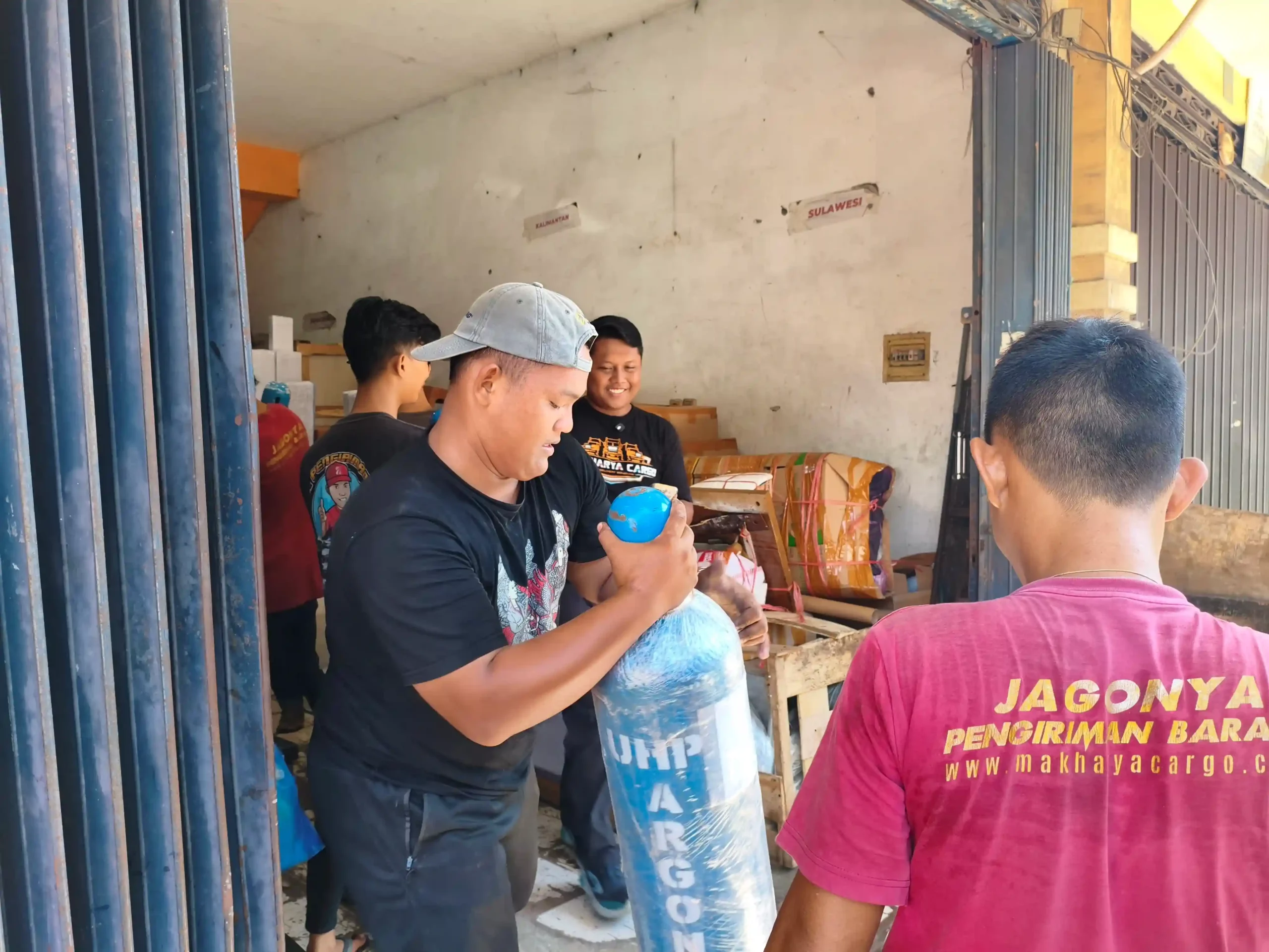 Pengiriman mesin pabrik ke Manado menggunakan layanan cargo industri dengan sistem aman, cepat, dan terpercaya