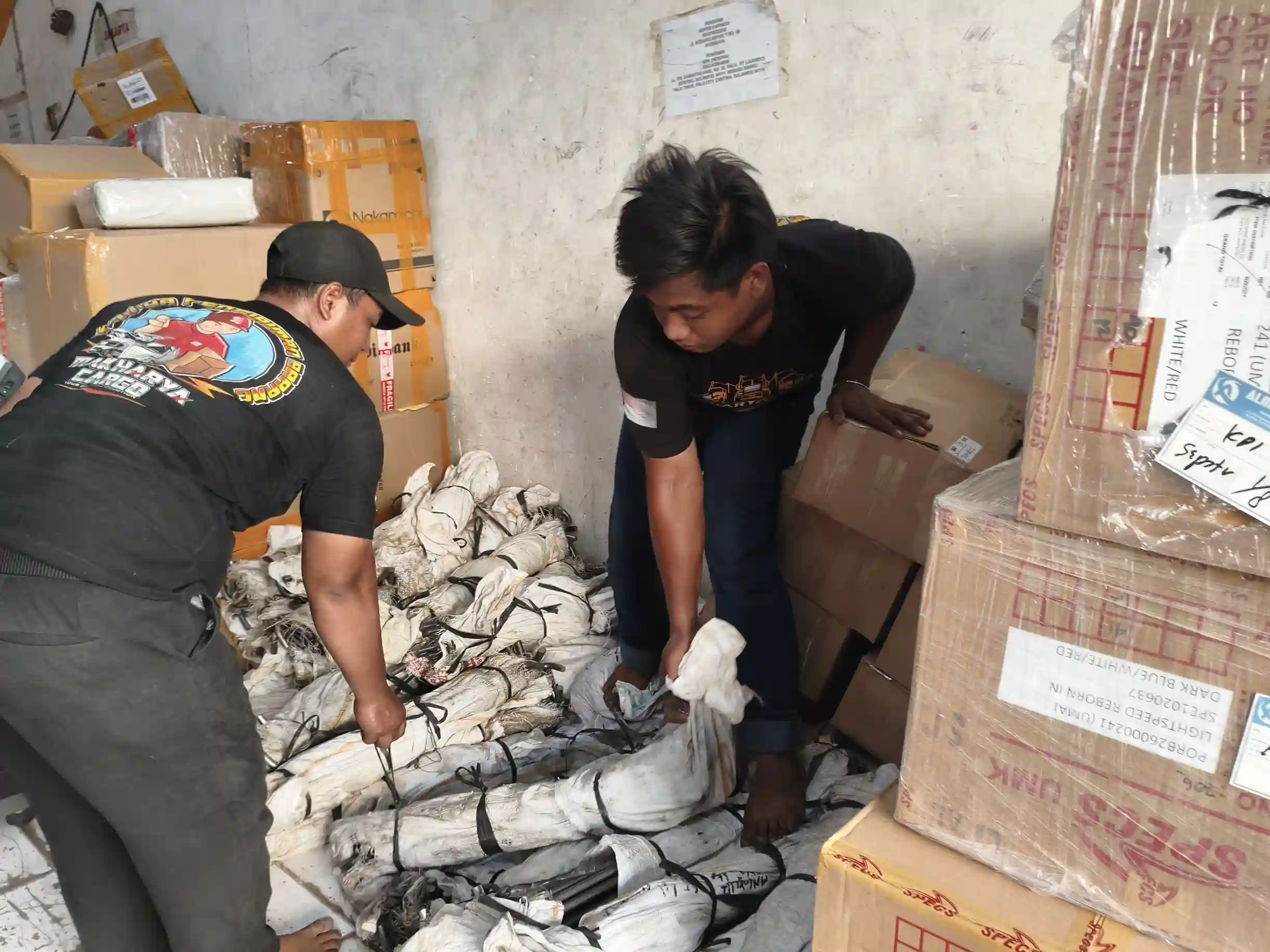 Rute pengiriman barang dari Surabaya menuju Medan melalui sistem distribusi logistik yang terintegrasi.