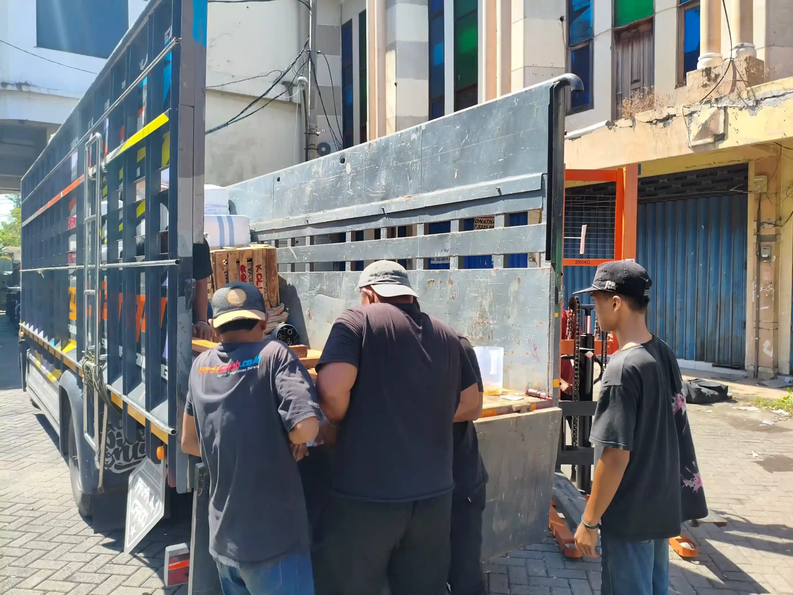 Strategi distribusi barang ke Manado melalui sistem logistik dan ekspedisi untuk pengiriman cepat, hemat biaya, dan efisien di Indonesia Timur