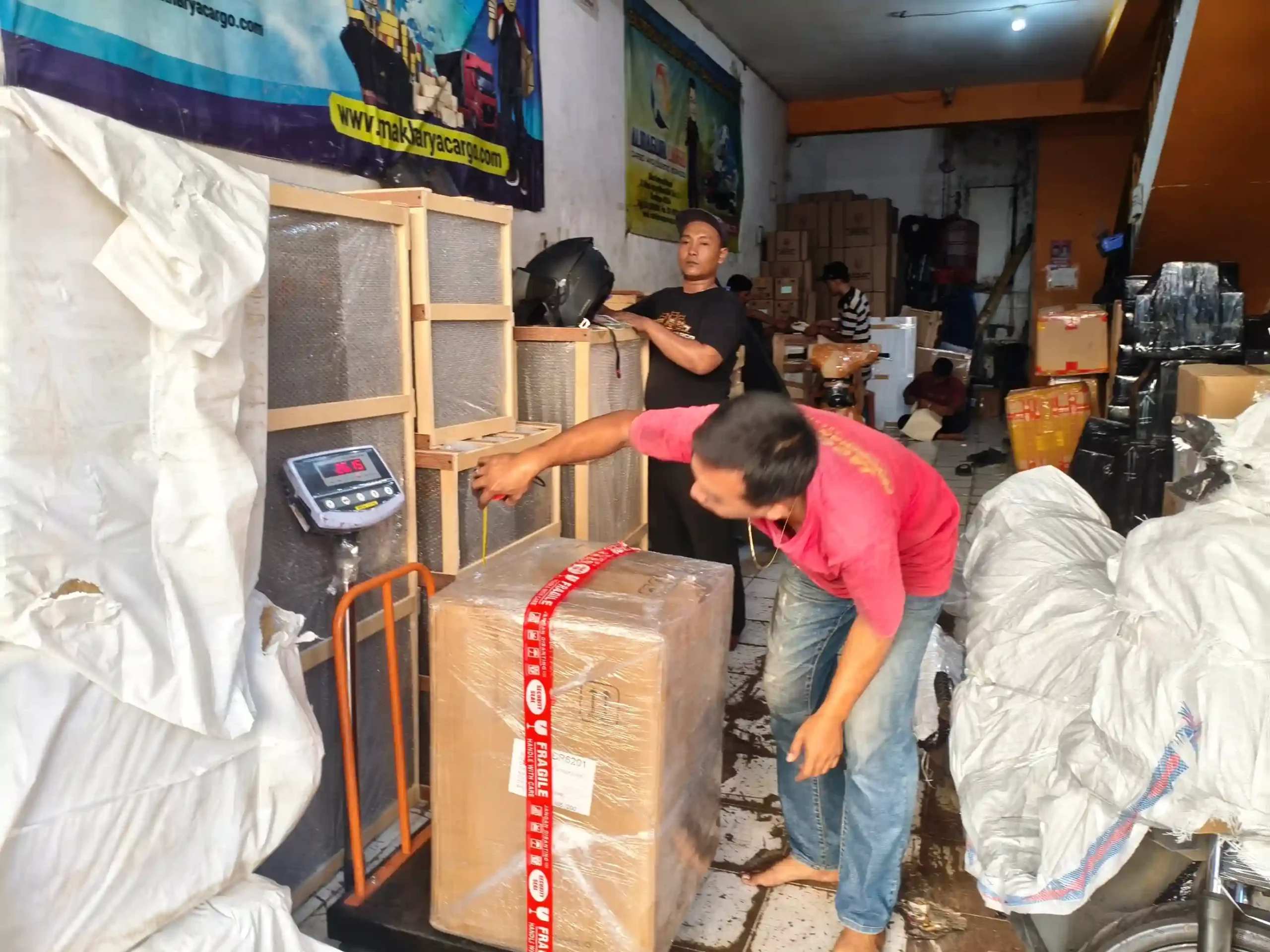 Tips menentukan jenis packing ke Manado menggunakan bubble wrap dan packing kayu untuk pengiriman barang aman
