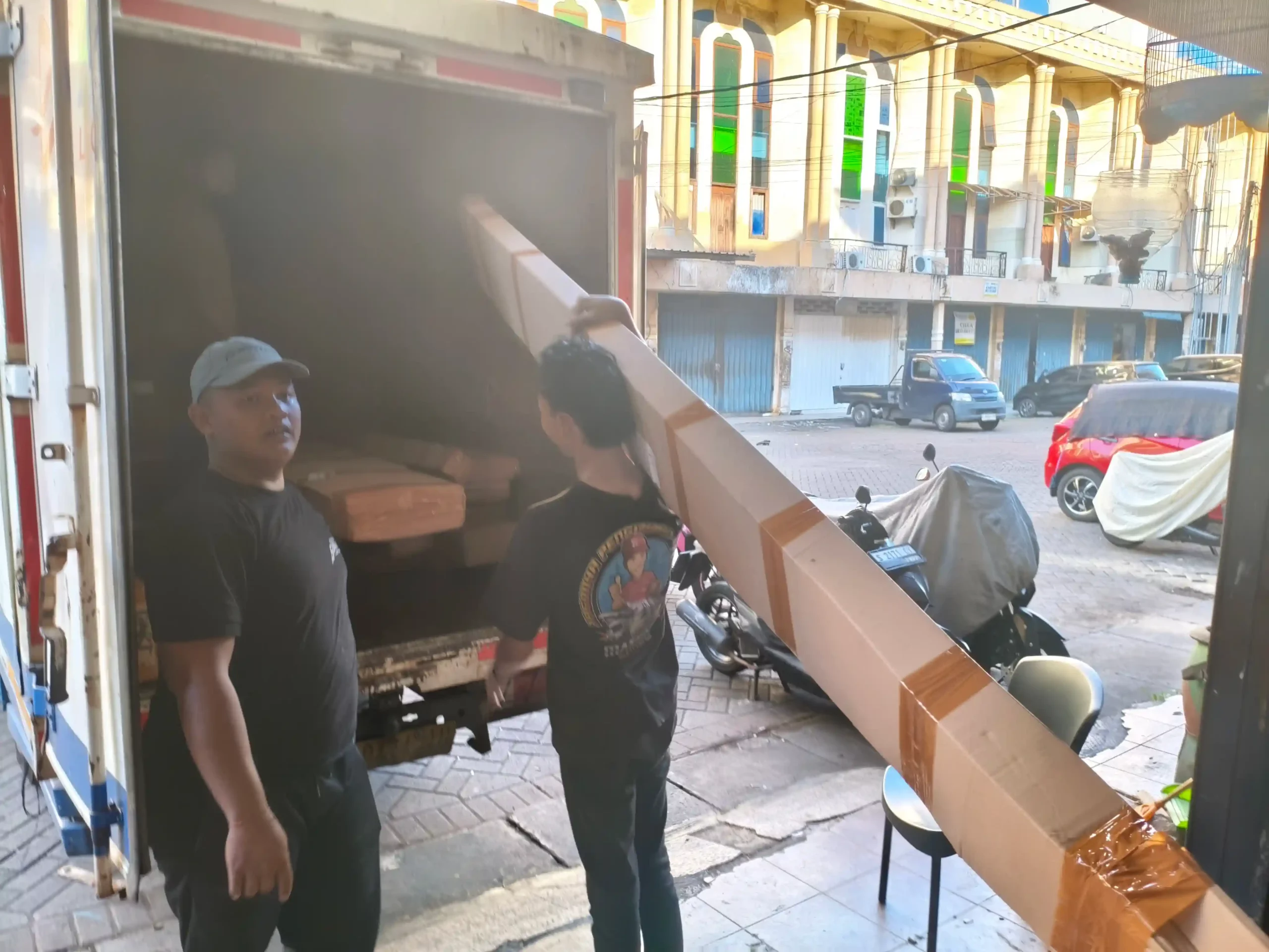 Tips pengiriman barang skala besar ke Manado menggunakan layanan ekspedisi cargo untuk pengiriman aman dan hemat biaya