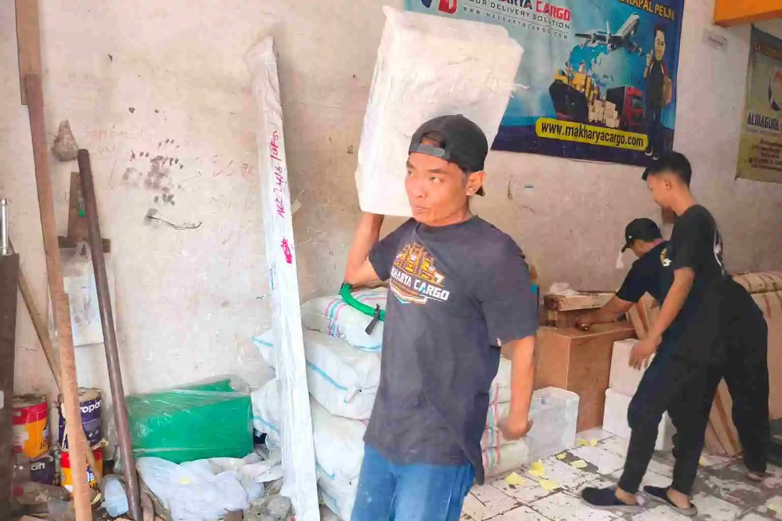 Cara cek resi ekspedisi Surabaya Konawe Utara untuk memantau proses pengiriman barang.