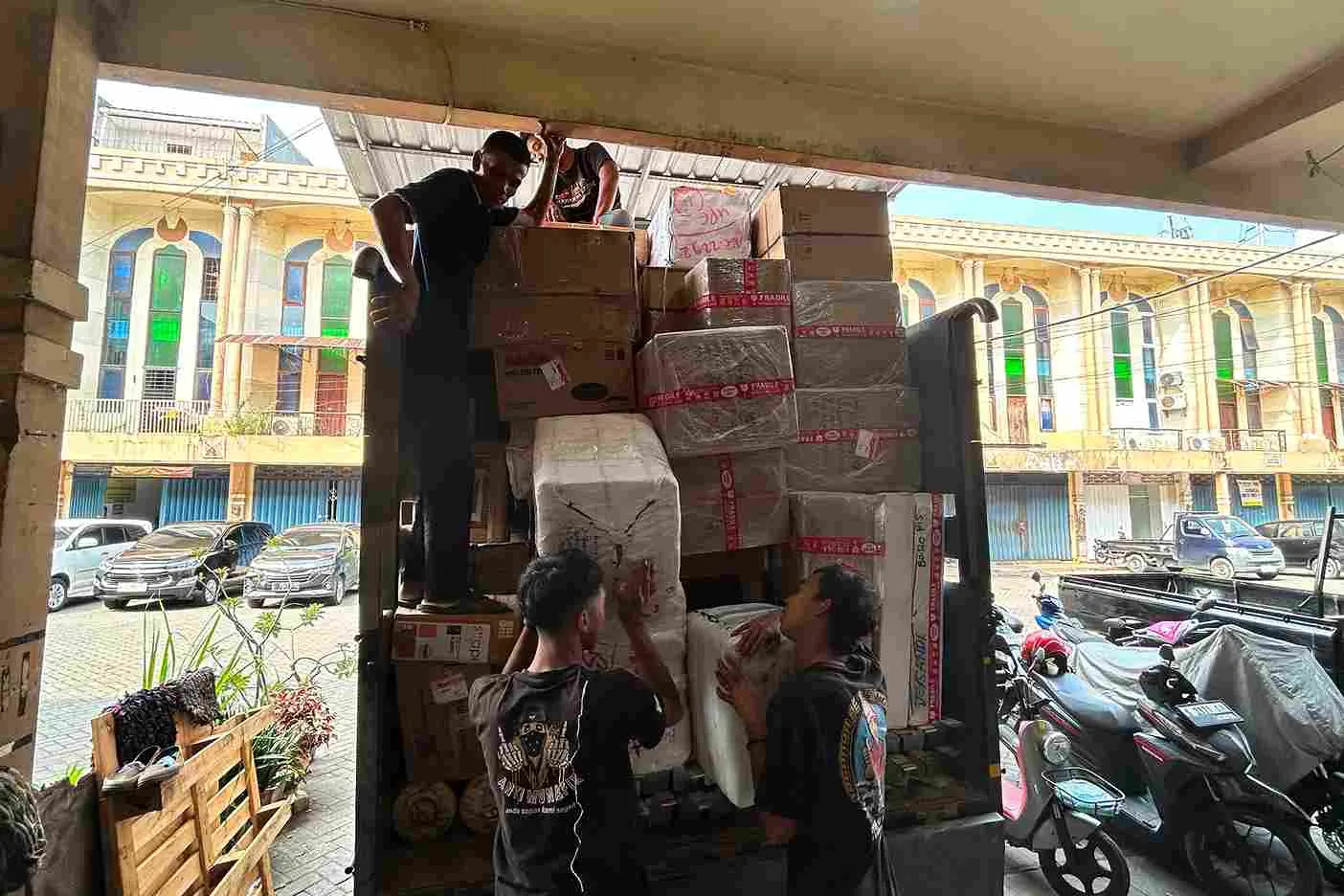 sistem operasional warehouse logistik Manado
