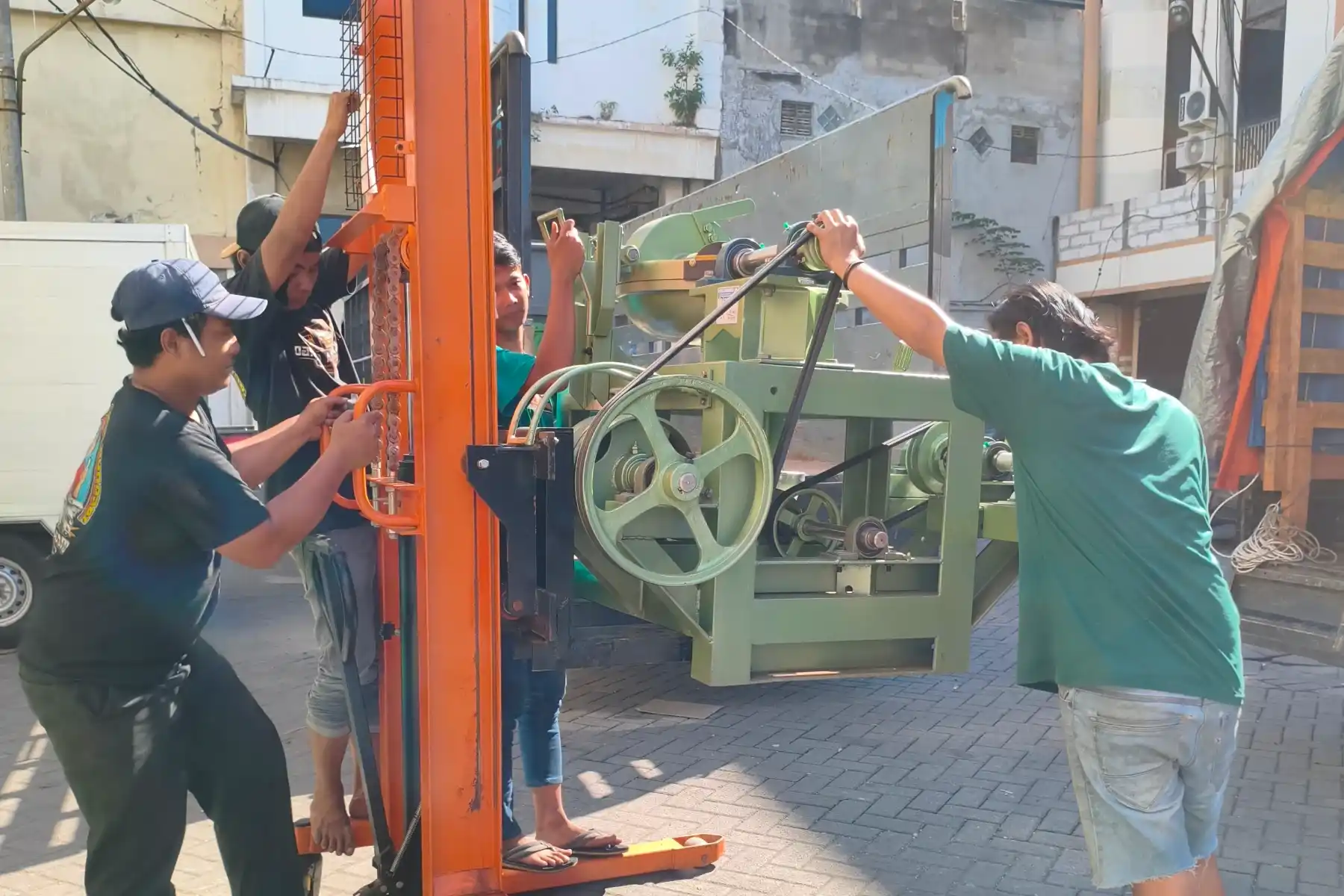 Ekspedisi door to door Surabaya Tapin dengan layanan pickup barang