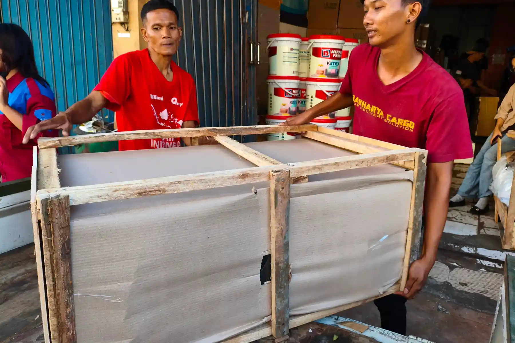 Perhitungan ongkir Surabaya Singkawang berdasarkan berat dan volume barang.