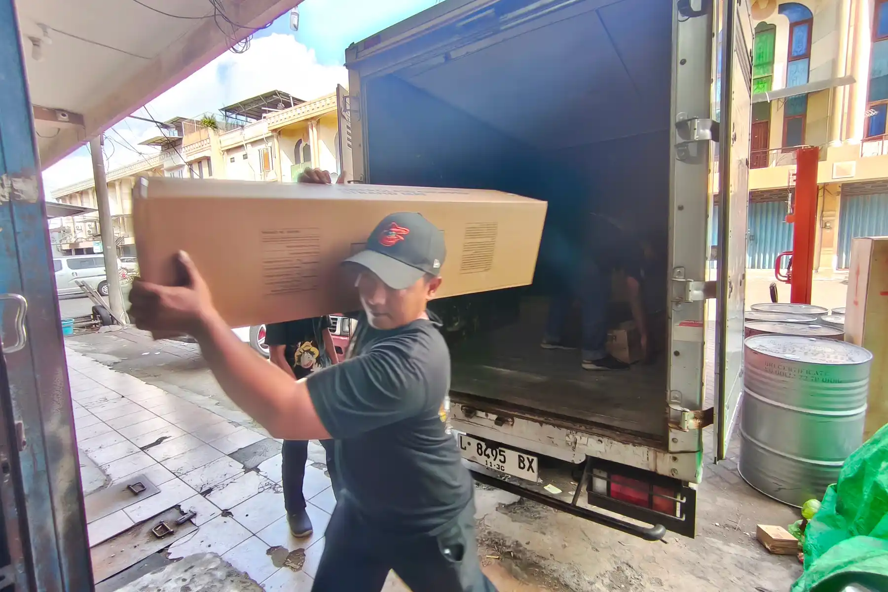 Tarif cargo Surabaya Singkawang berdasarkan berat aktual dan berat volume.