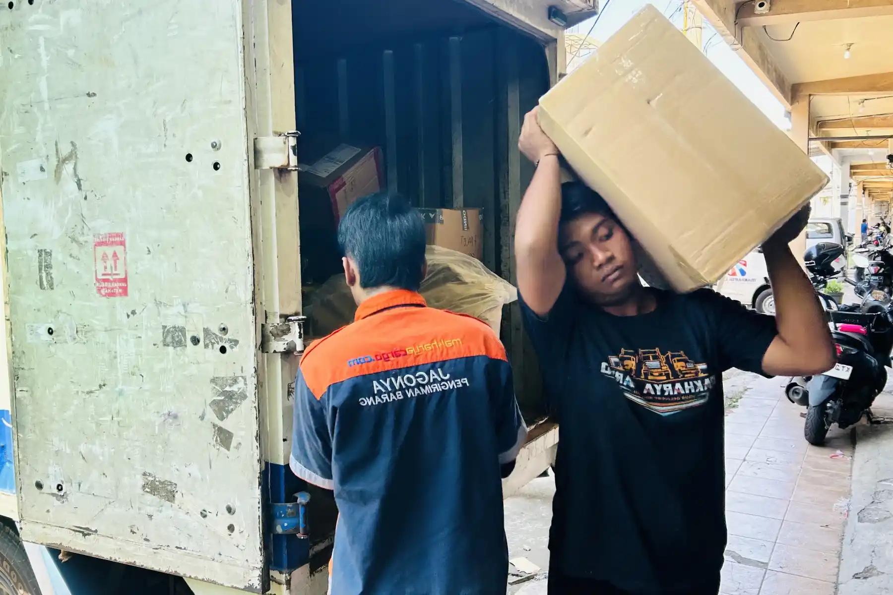 Cek ongkir Surabaya Tapin menggunakan data berat dan dimensi barang