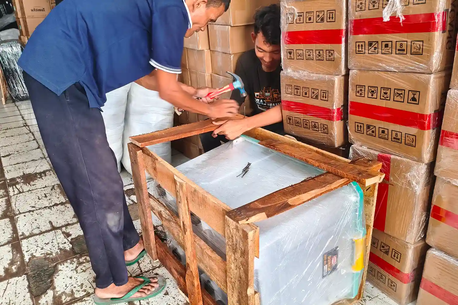 Packing Barang Ekspedisi Surabaya Singkawang Jenis Packing, Biaya & Tips Aman 2026 8 Packing kayu untuk barang ekspedisi Surabaya Singkawang agar aman saat pengiriman