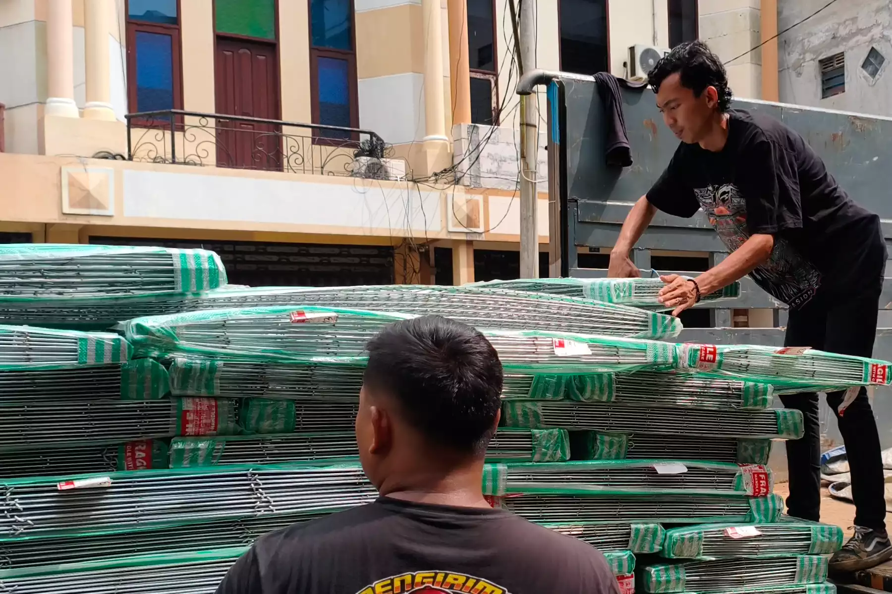 Jenis Barang Ekspedisi Surabaya Nunukan dan Ketentuan Pengirimannya 8 Proses pengiriman jenis barang ekspedisi Surabaya Nunukan dengan penanganan barang cargo, barang pindahan, dan barang elektronik sesuai karakteristiknya.