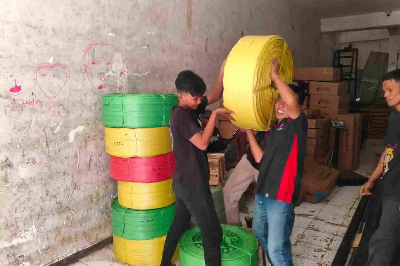 Cargo barang berat Surabaya Wasior untuk pengiriman mesin dan material proyek melalui jalur antarpulau.