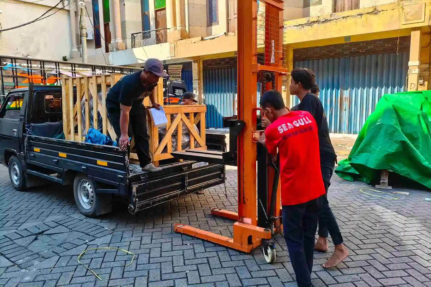 Jasa Ekspedisi Surabaya Wasior untuk Pengiriman Barang Aman dan Terpercaya 8 Cargo Surabaya Wasior untuk pengiriman barang berat, barang usaha, dan kiriman dalam jumlah banyak