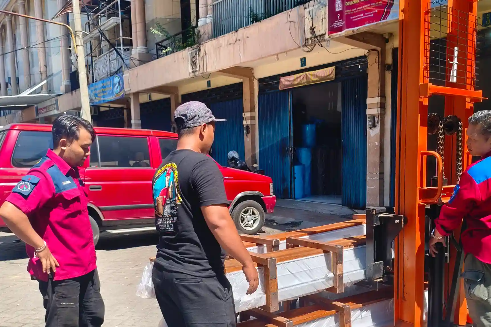 Cargo motor Surabaya ke Singkawang melalui jalur laut dan kapal Roro
