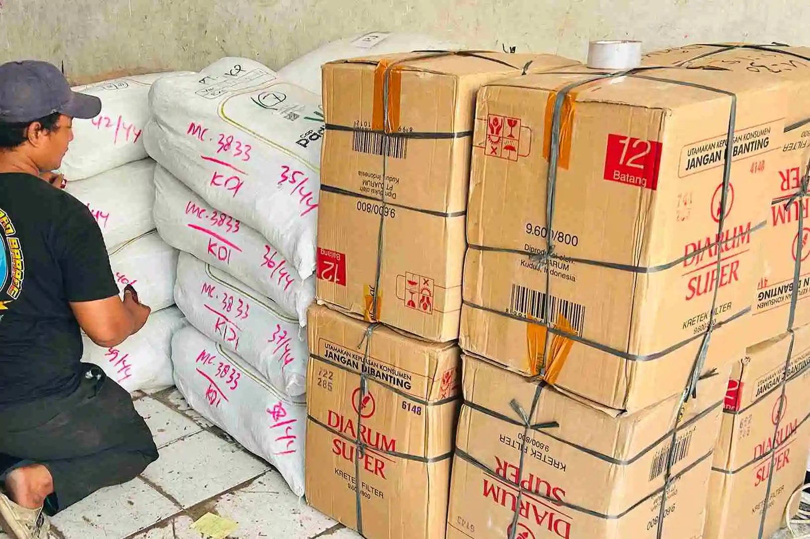 Packing barang Surabaya Buntok menggunakan peti kayu dan pelindung tambahan agar pengiriman lebih aman