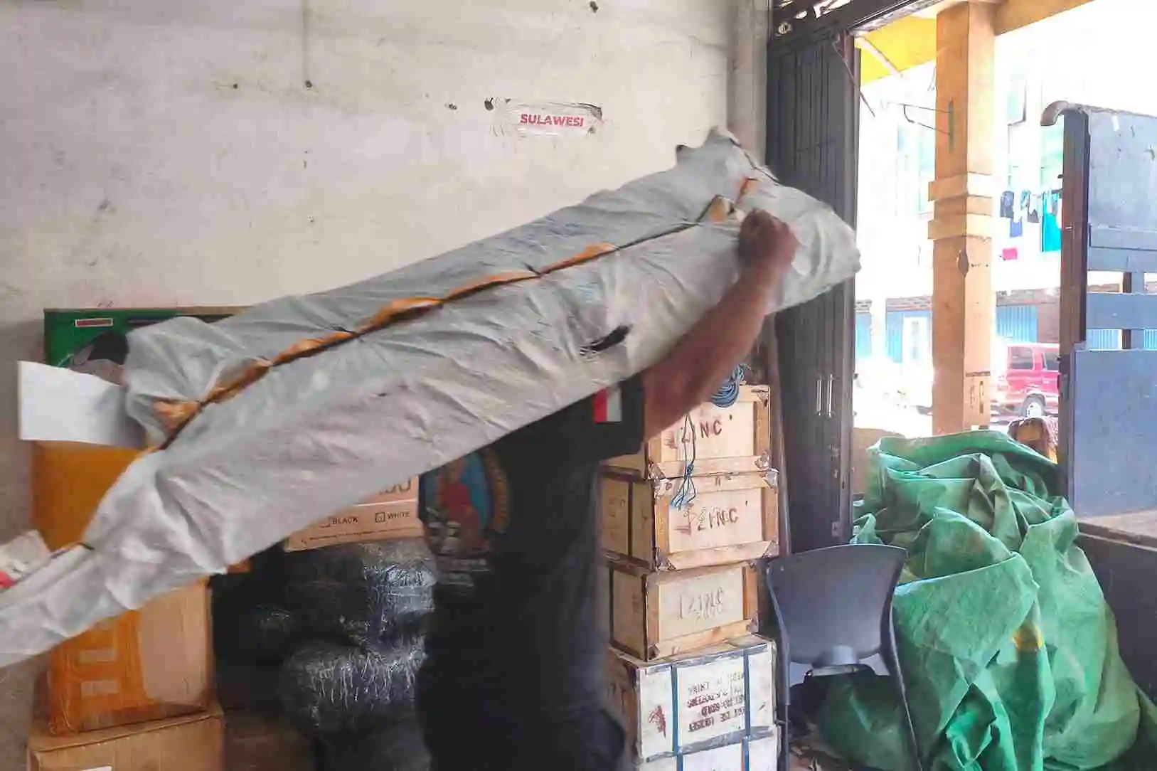 Packing cargo untuk melindungi barang dari risiko benturan dan pergeseran selama proses pengiriman antarpulau