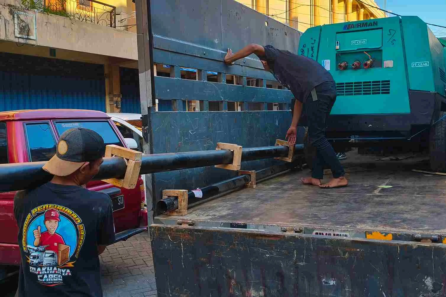 FAQ ekspedisi Surabaya Nunukan berisi jawaban tentang pertanyaan ekspedisi, minimum berat pengiriman, estimasi pengiriman, serta proses pengiriman barang.