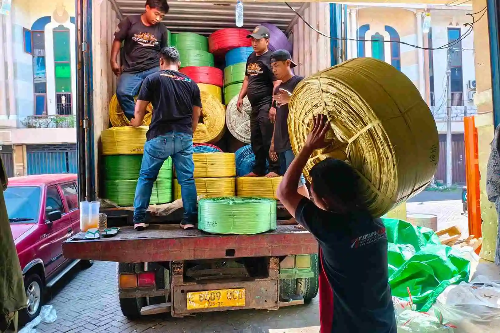 Prosedur pengiriman barang Surabaya Wasior mulai dari packing, pickup, tracking, hingga penerimaan