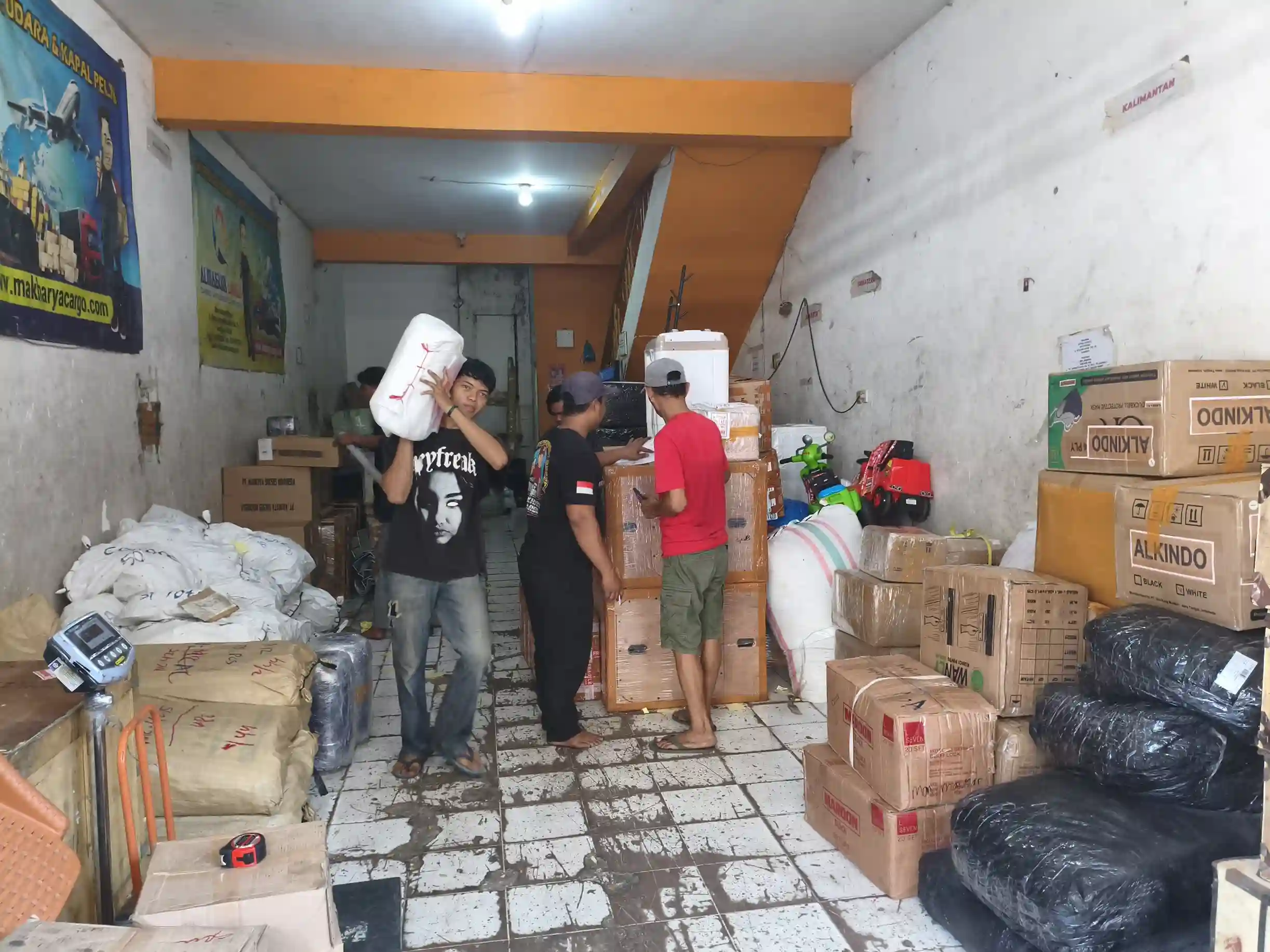 Biaya ekspedisi Surabaya Malinau per kg berdasarkan berat aktual, volume barang, dan jenis layanan pengiriman.