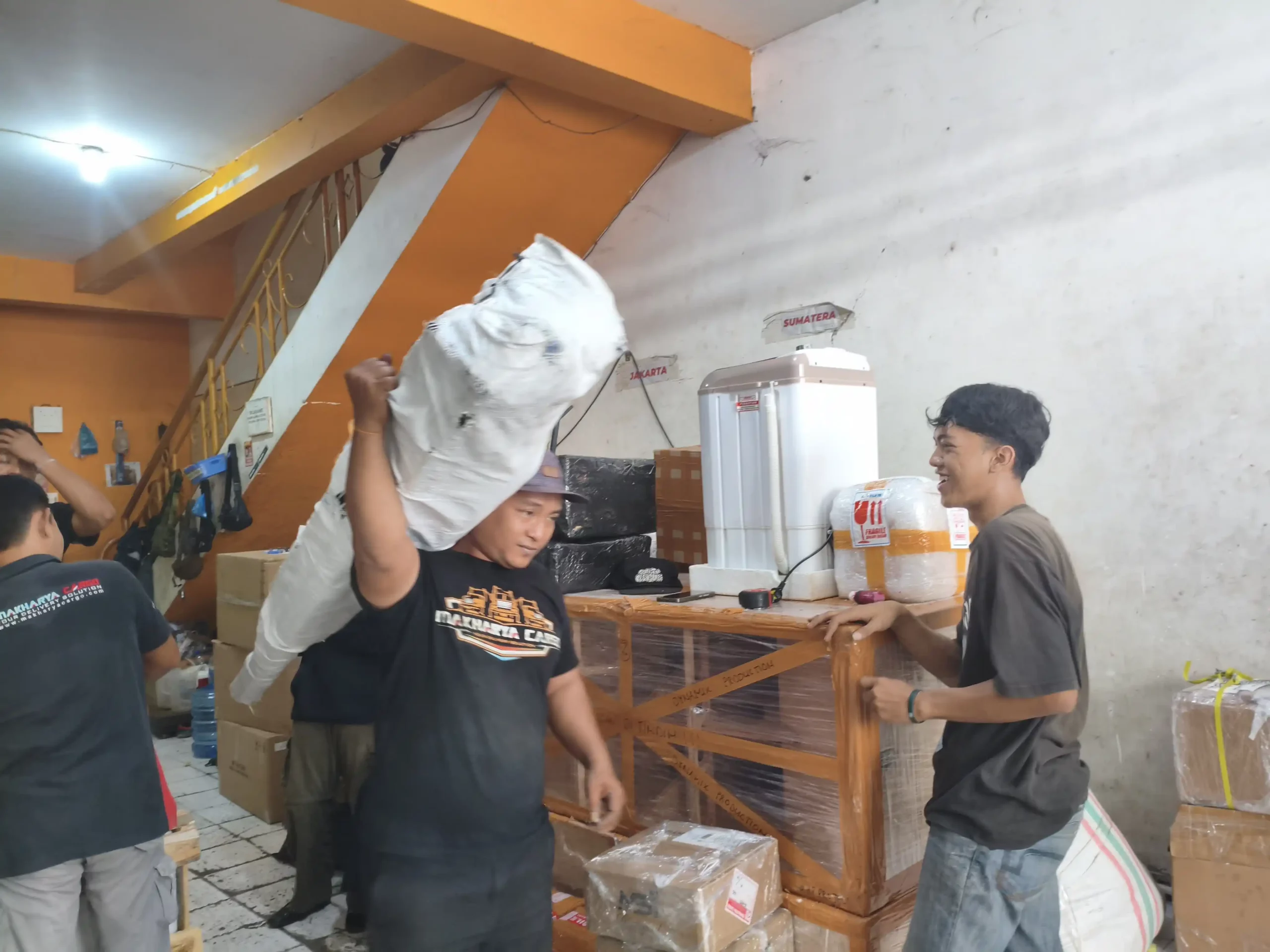 Berapa Ongkir Surabaya Namlea? Cara Menghitung Biaya Kirim Barang dengan Tepat 9 Cara menghitung biaya kirim Surabaya Namlea berdasarkan berat dan volume barang
