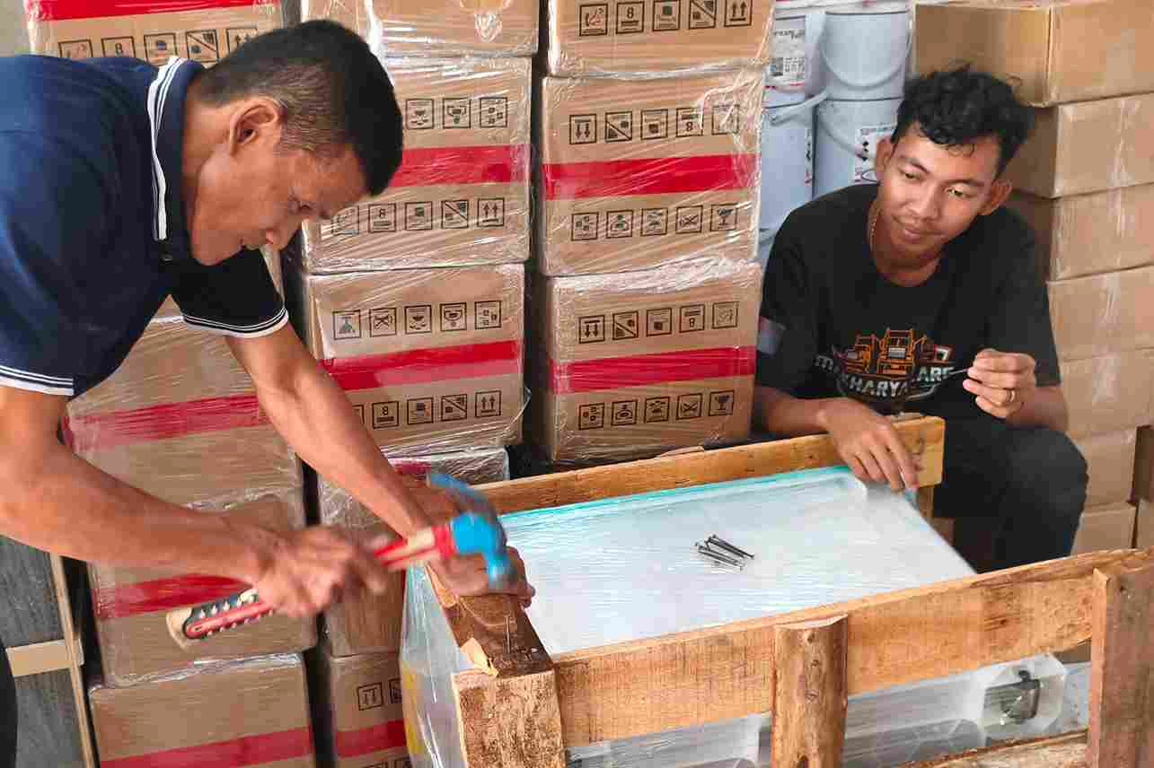 Cara menghitung ongkir ekspedisi Surabaya Nunukan menggunakan berat aktual, berat volume, dan biaya cargo sesuai kebutuhan pengiriman.