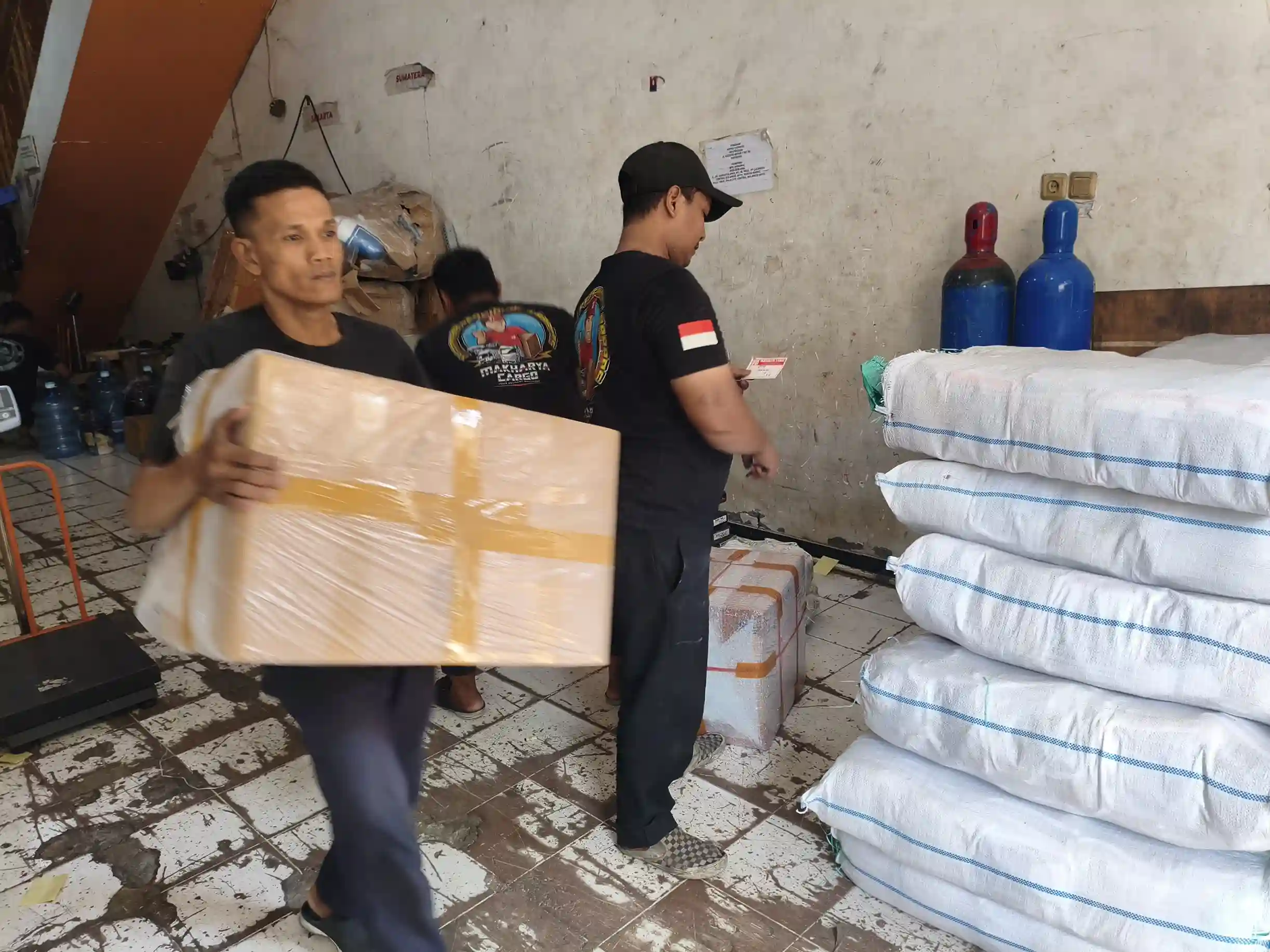 Cargo UMKM ke Manado untuk mendukung distribusi barang usaha dengan tarif terjangkau.