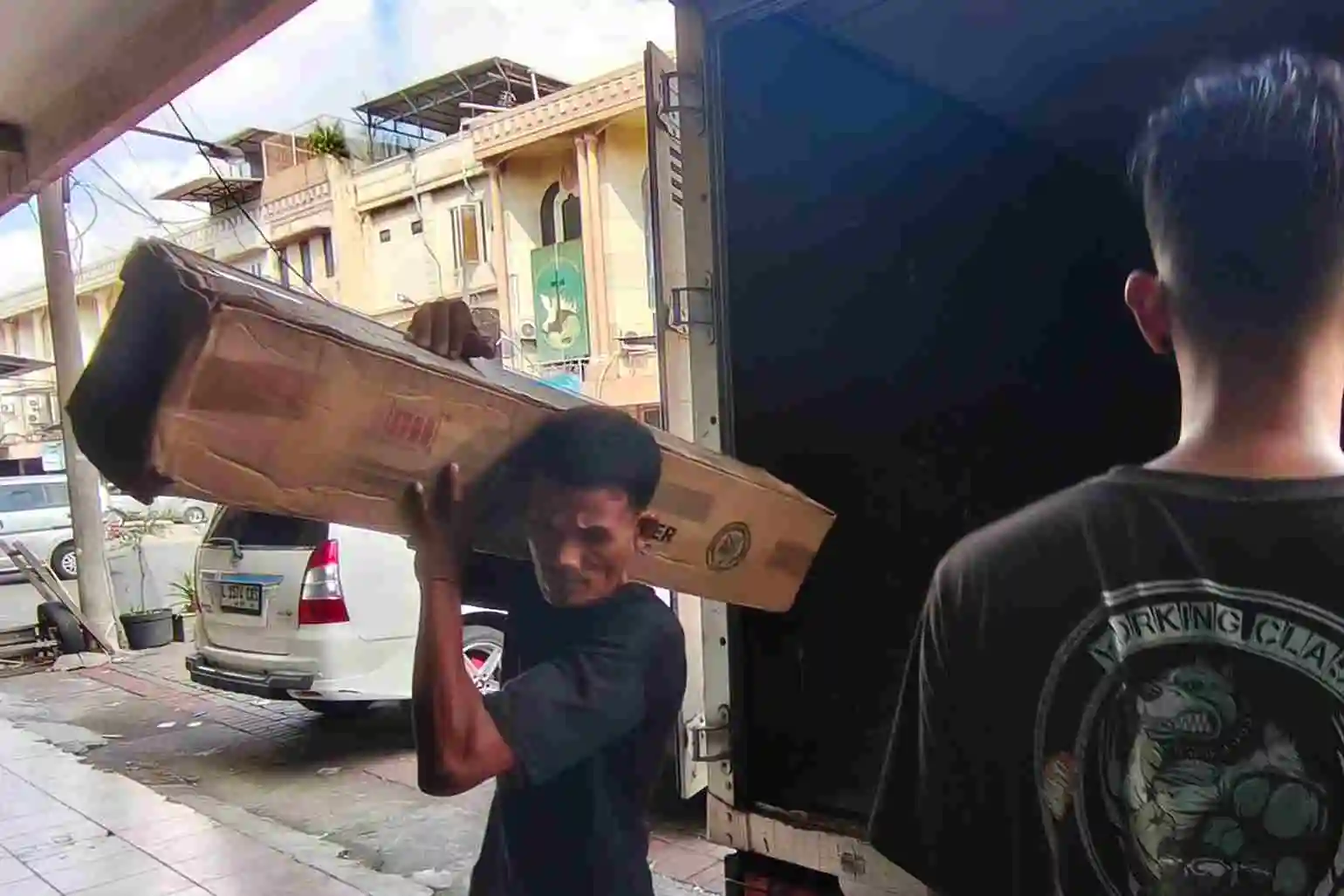 Ongkir Surabaya Pontianak: Cara Menghitung Tarif dan Biaya Kirim Barang 8 Cek ongkir Surabaya Pontianak berdasarkan berat dan volume