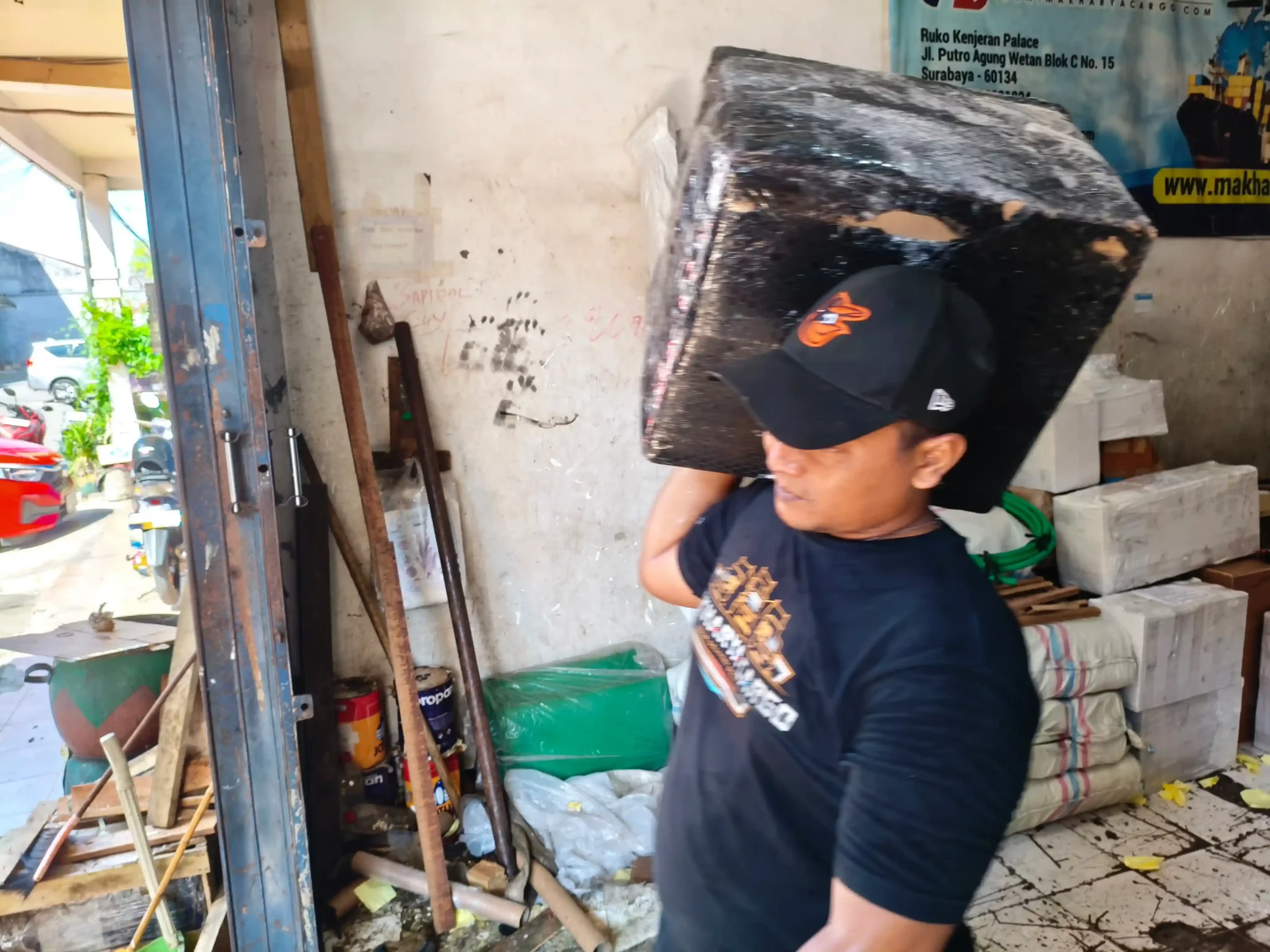 Customer service cargo Surabaya Manado siap membantu konsultasi dan proses booking pengiriman barang.
