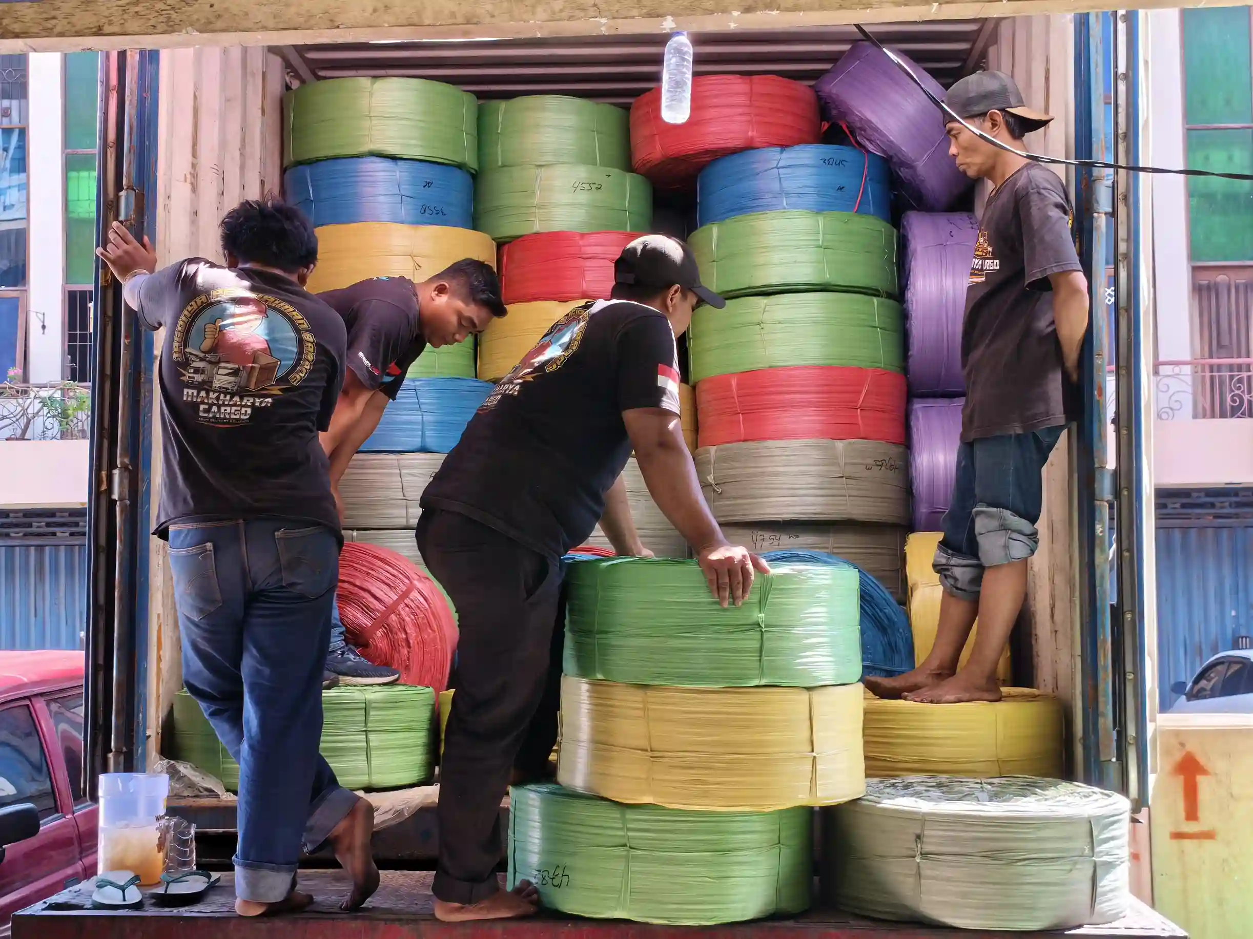 FAQ Pengiriman Surabaya Namlea: Pertanyaan yang Sering Ditanyakan Sebelum Kirim Barang 9 Informasi pengiriman ke Namlea mengenai barang, berat, packing, dan pickup