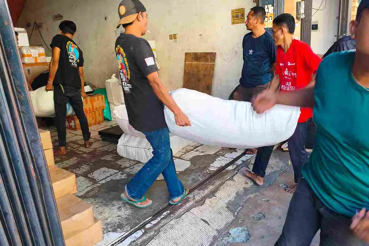 Informasi pengiriman Surabaya Pontianak mengenai proses ekspedisi, layanan pengiriman barang, serta tanya jawab sebelum melakukan pengiriman.