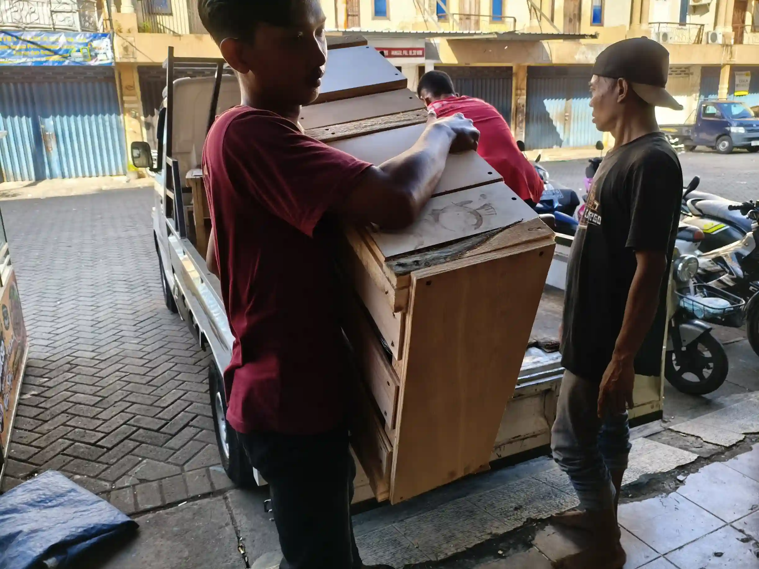 Jasa Promo Cargo Industri ke Manado untuk pengiriman mesin, material proyek, dan barang pabrik.