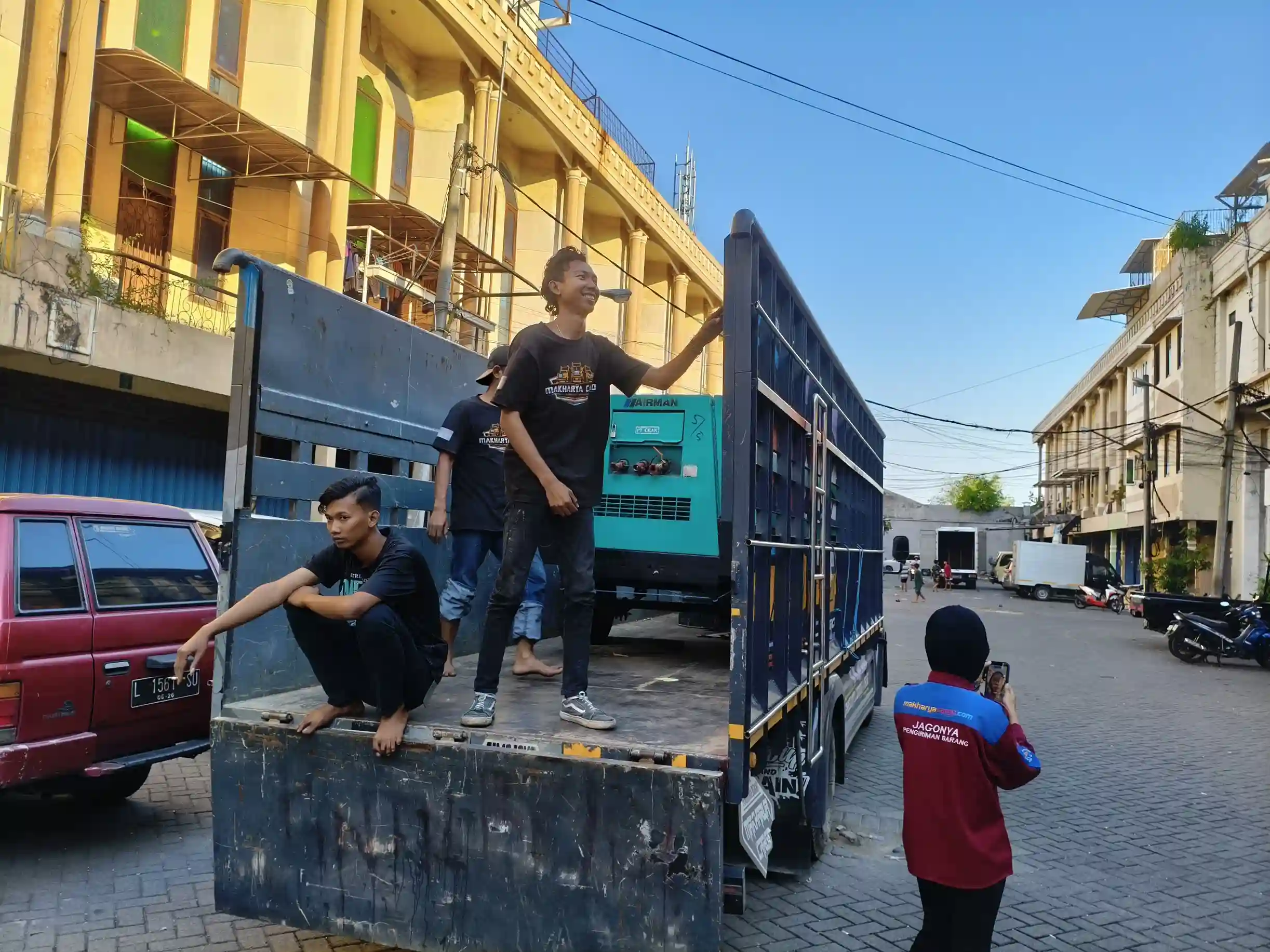Proses jemput barang ke Namlea dari lokasi pengirim sebelum masuk ke distribusi cargo